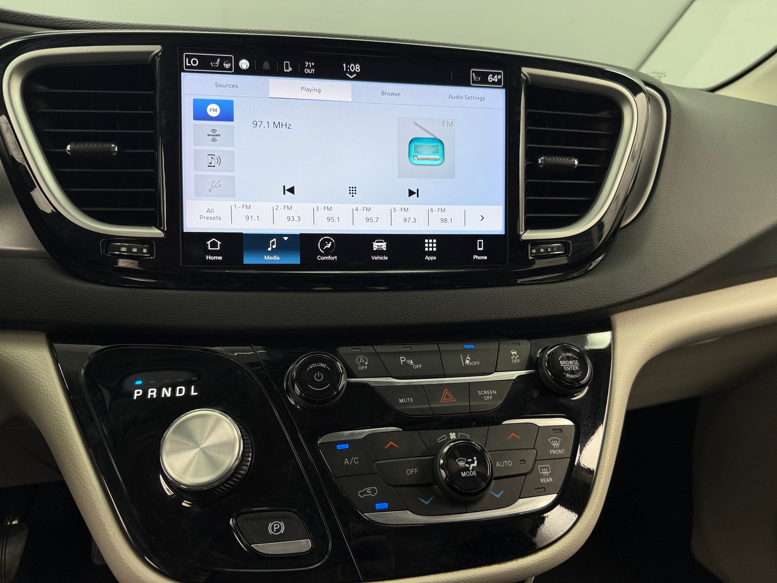 Thumbnail: 2024 Chrysler Pacifica - 3