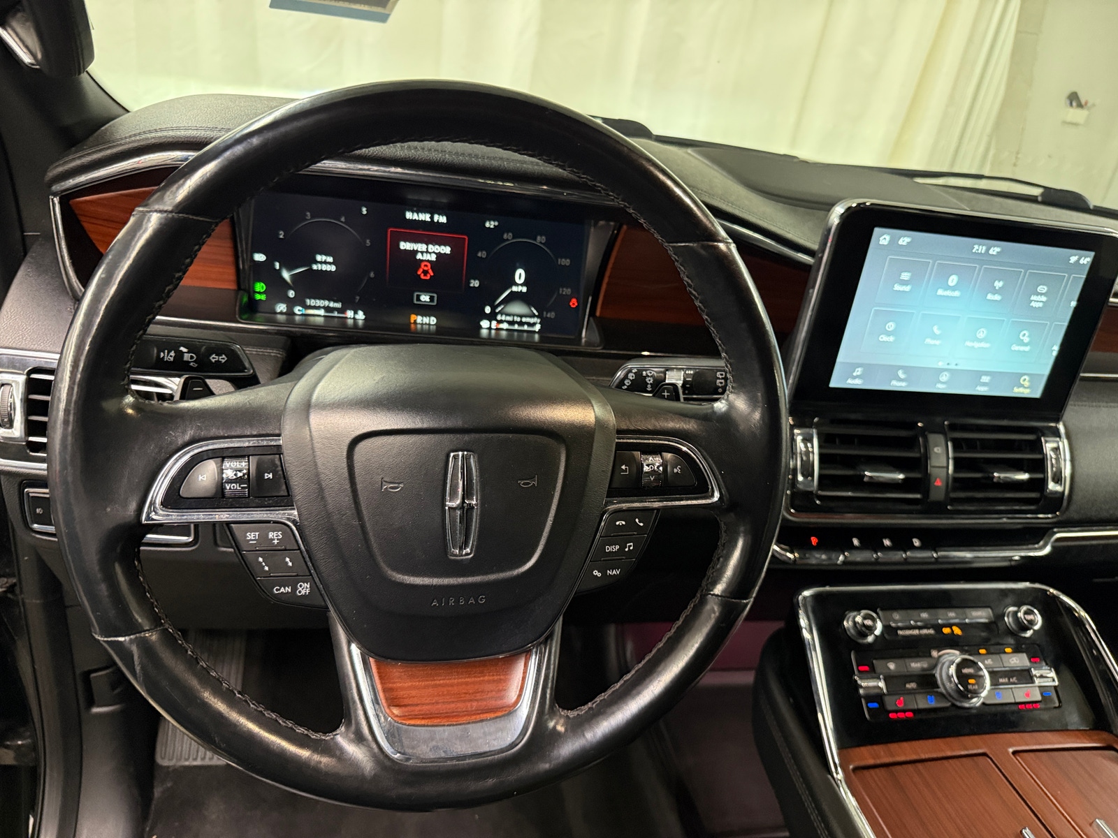 Thumbnail: 2021 Lincoln Navigator L - 4