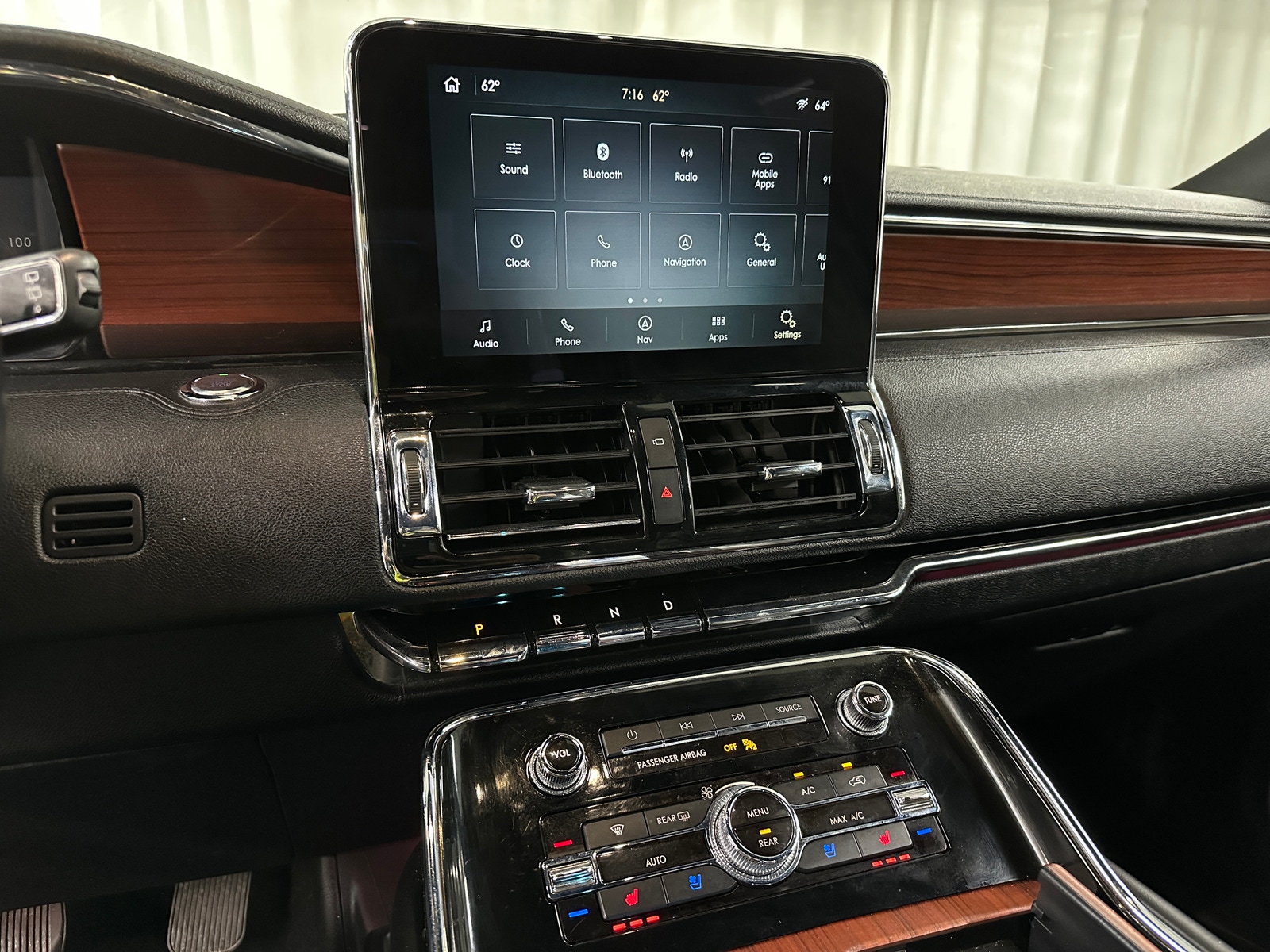 Thumbnail: 2021 Lincoln Navigator L - 3