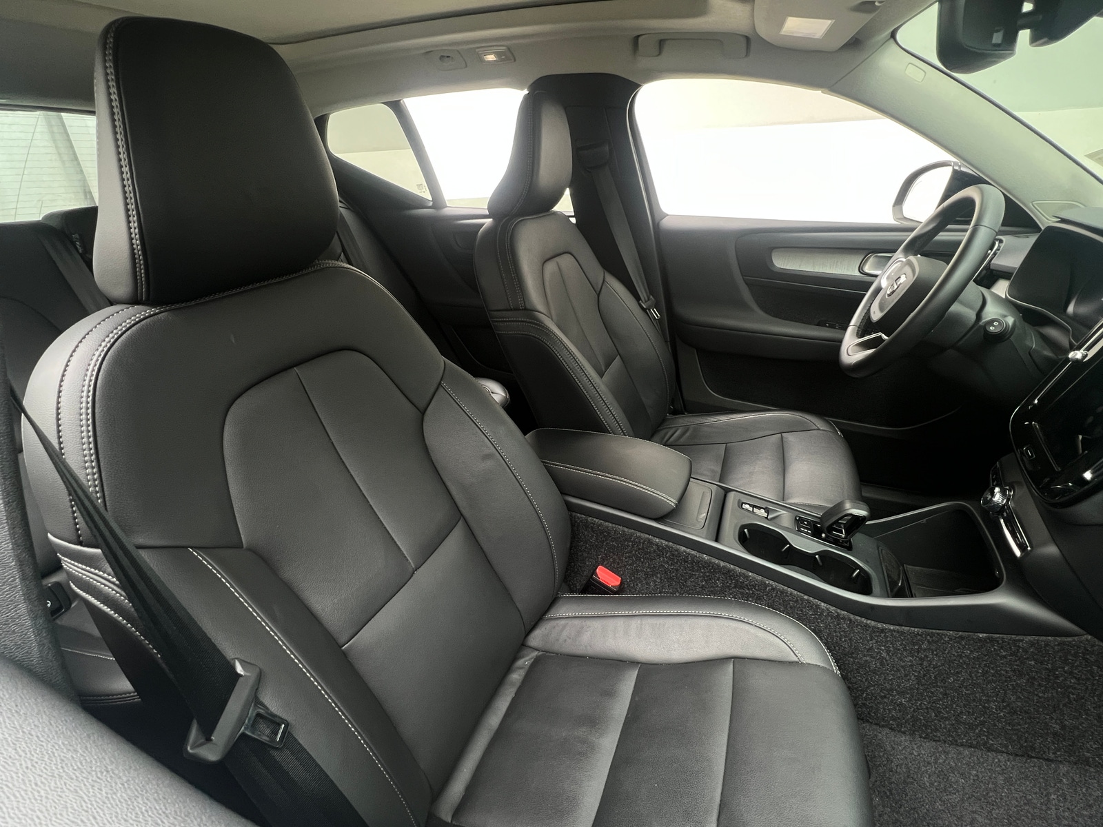 Thumbnail: 2025 Volvo XC40 - 2