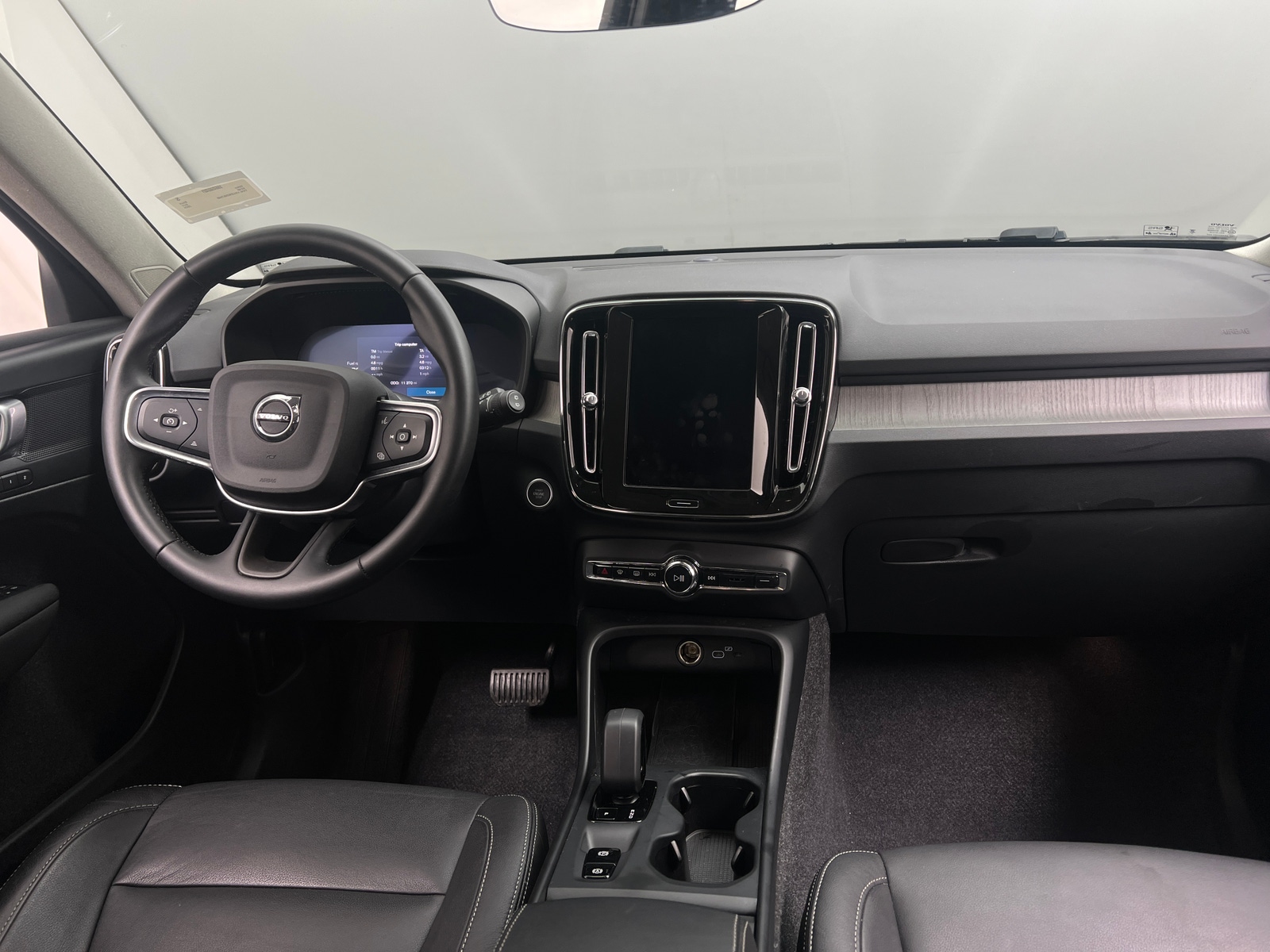 Thumbnail: 2025 Volvo XC40 - 3