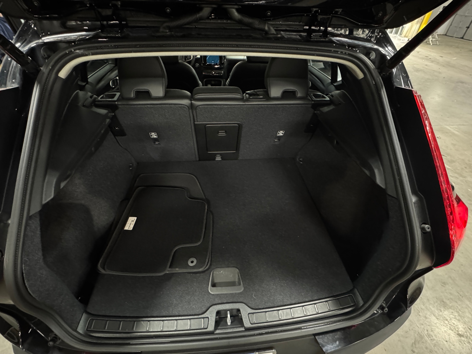 Thumbnail: 2025 Volvo XC40 - 7