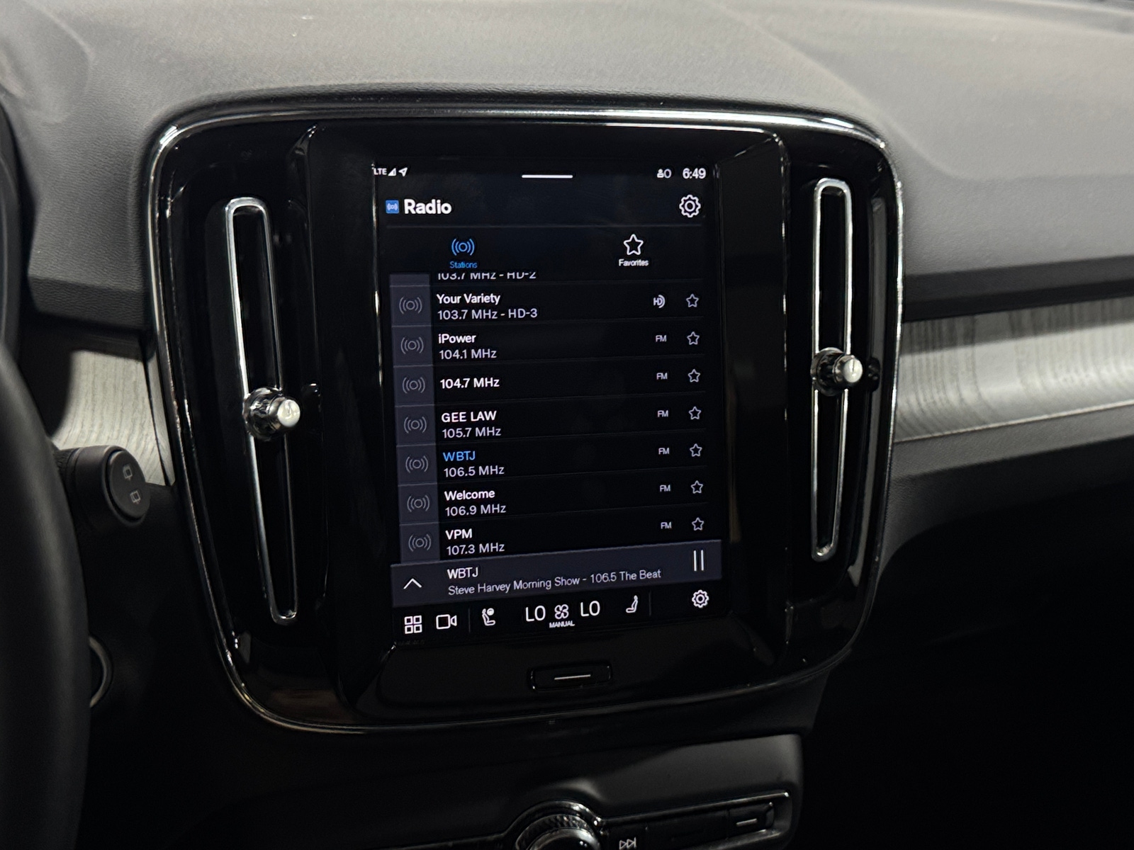 Thumbnail: 2025 Volvo XC40 - 4