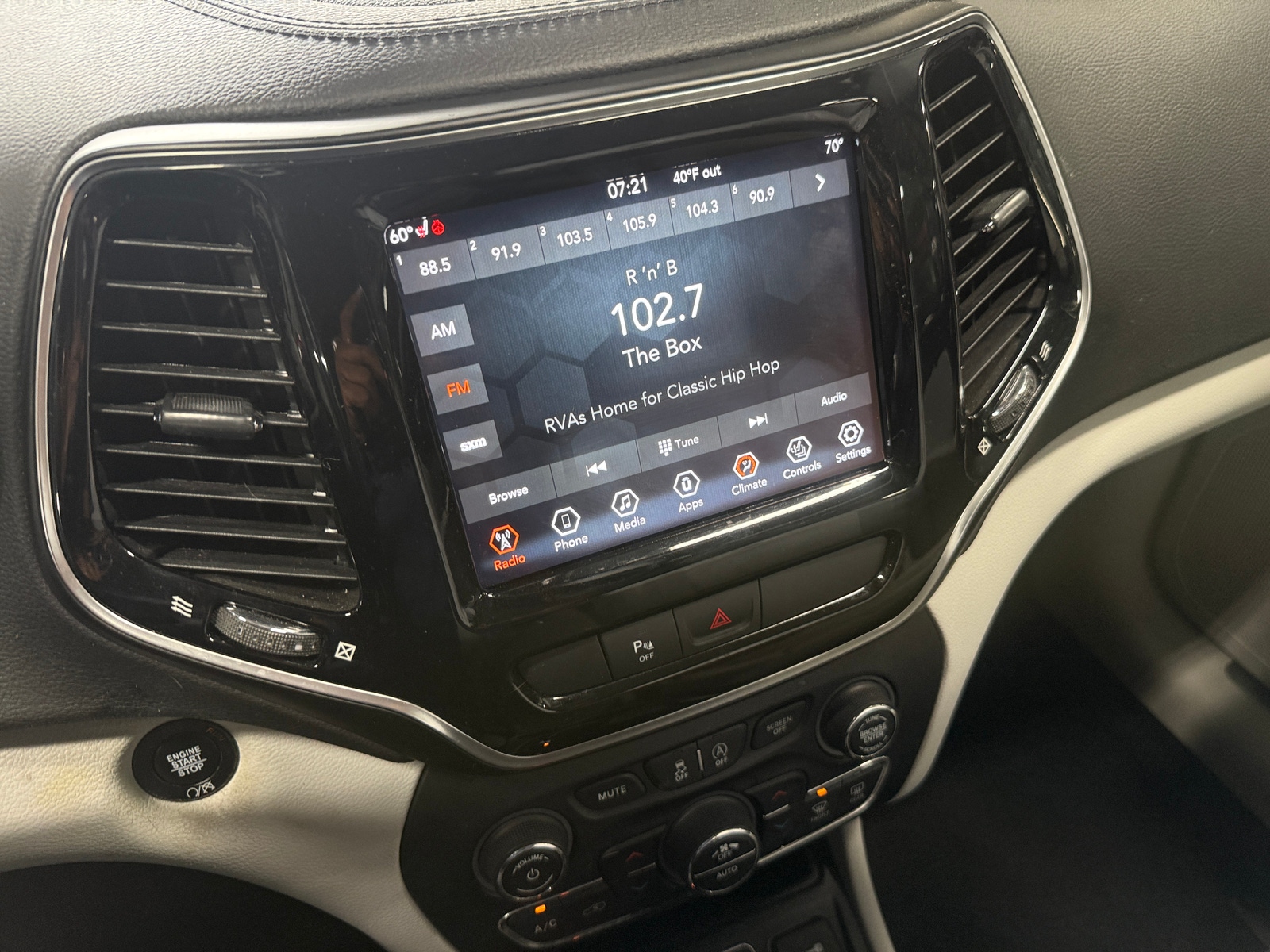 Thumbnail: 2019 Jeep Cherokee - 3