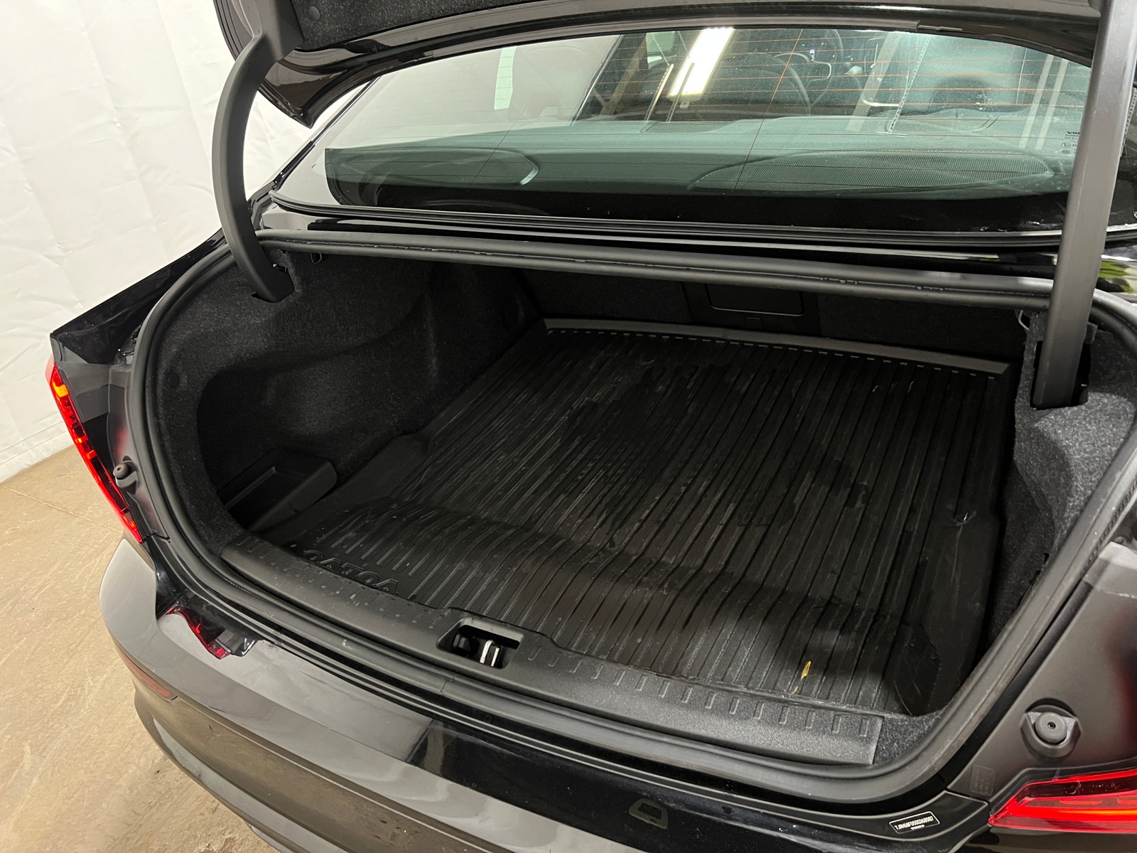 Thumbnail: 2025 Volvo S60 - 6