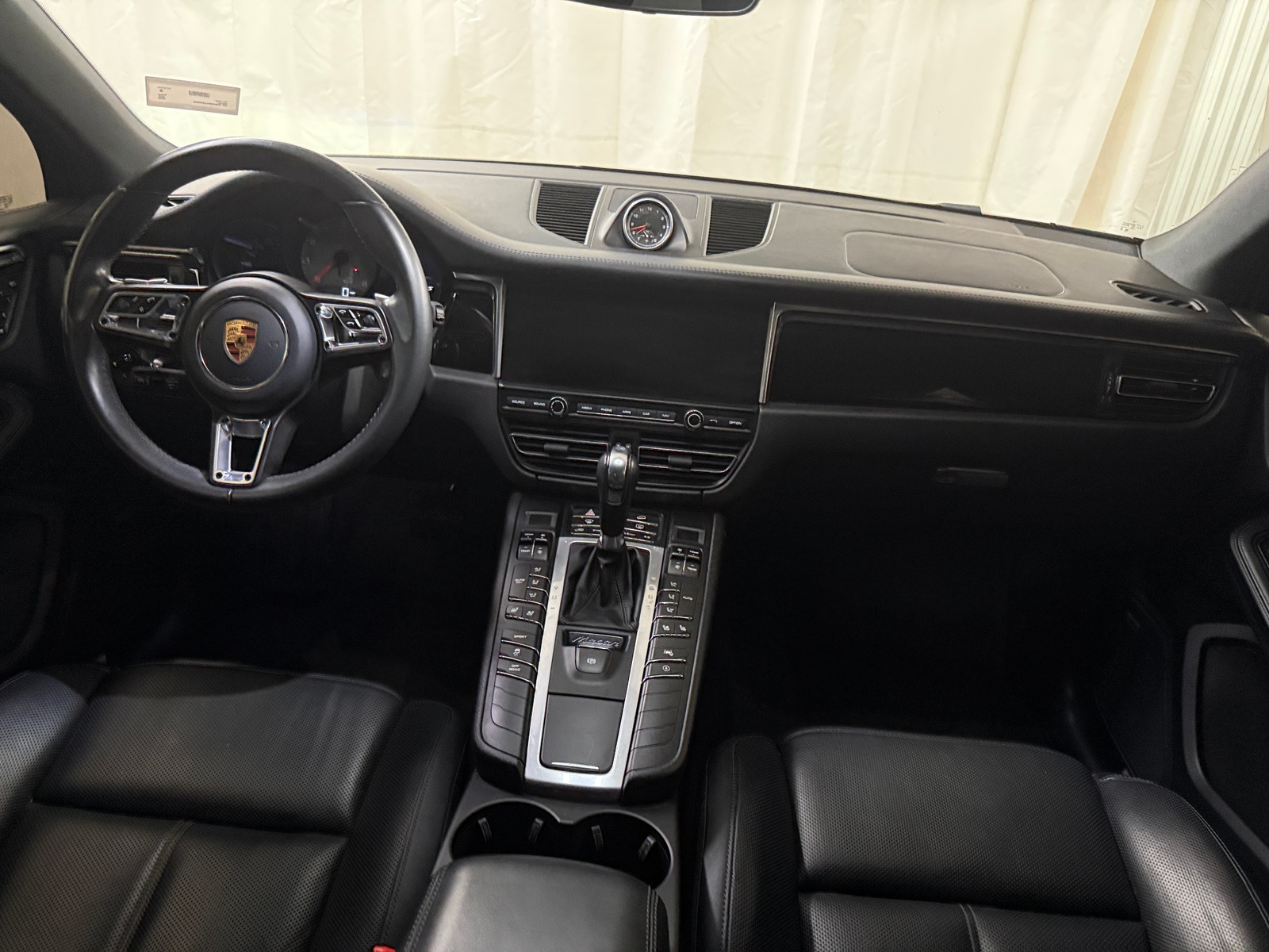 Thumbnail: 2020 Porsche Macan - 2