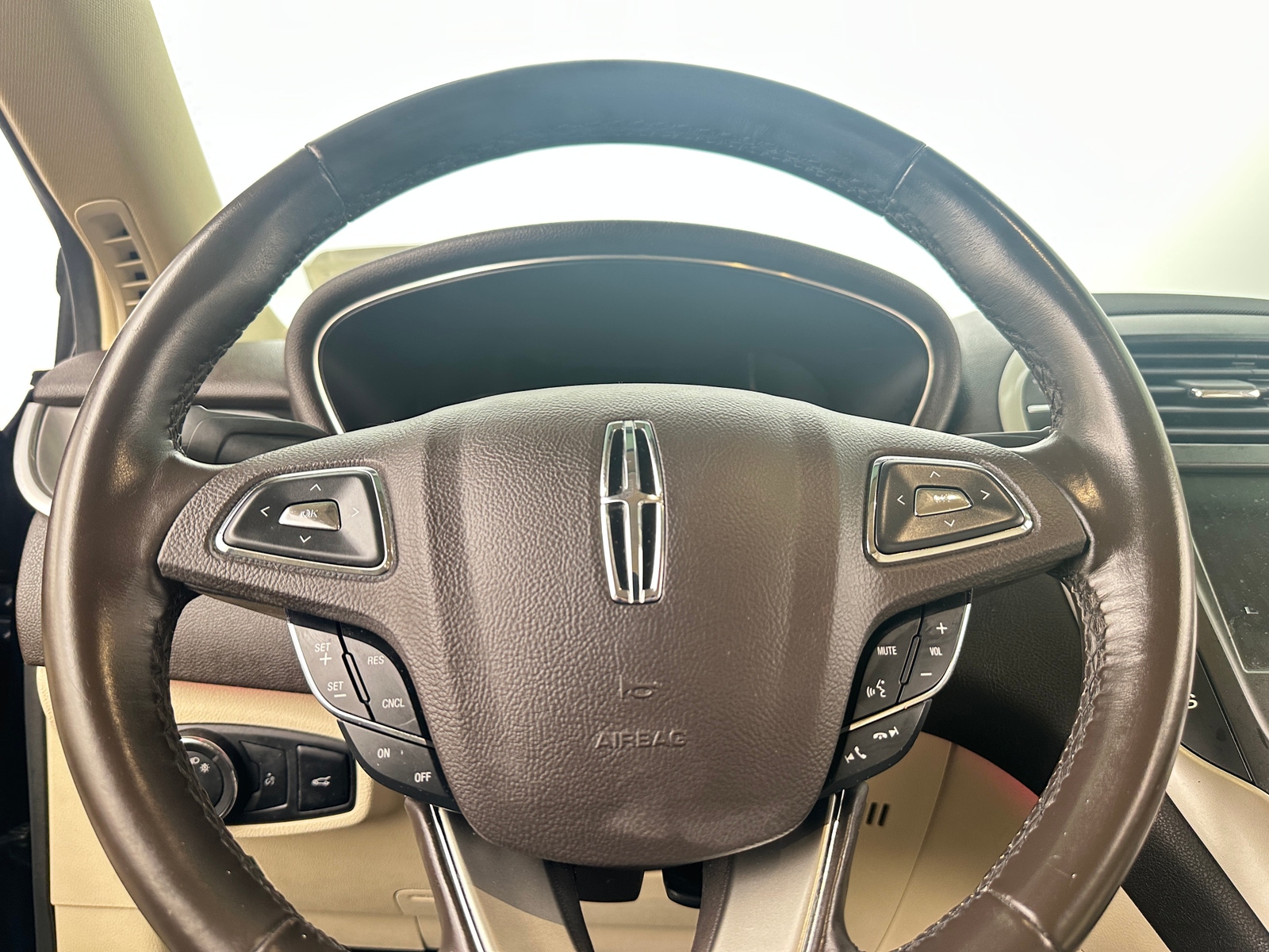 Thumbnail: 2016 Lincoln MKC - 4