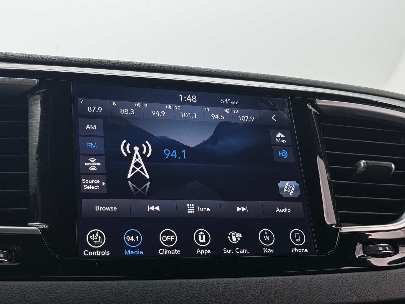 Thumbnail: 2019 Chrysler Pacifica - 3