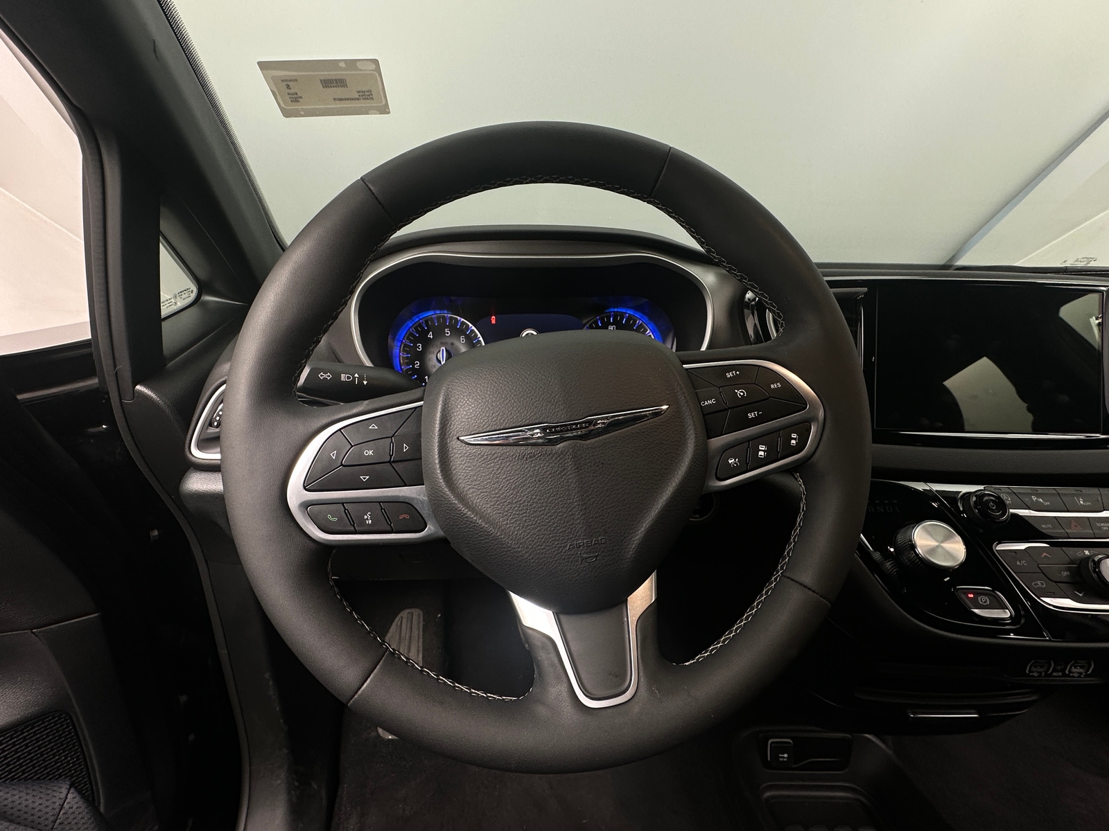 Thumbnail: 2025 Chrysler Pacifica - 4