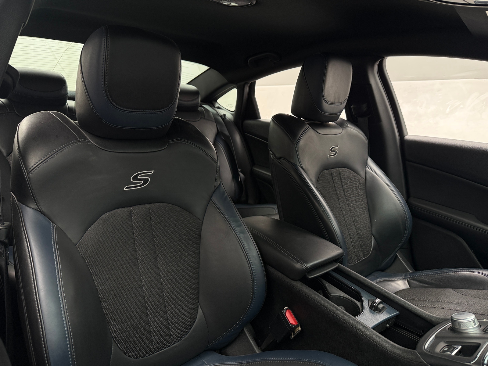 Thumbnail: 2016 Chrysler 200 - 2