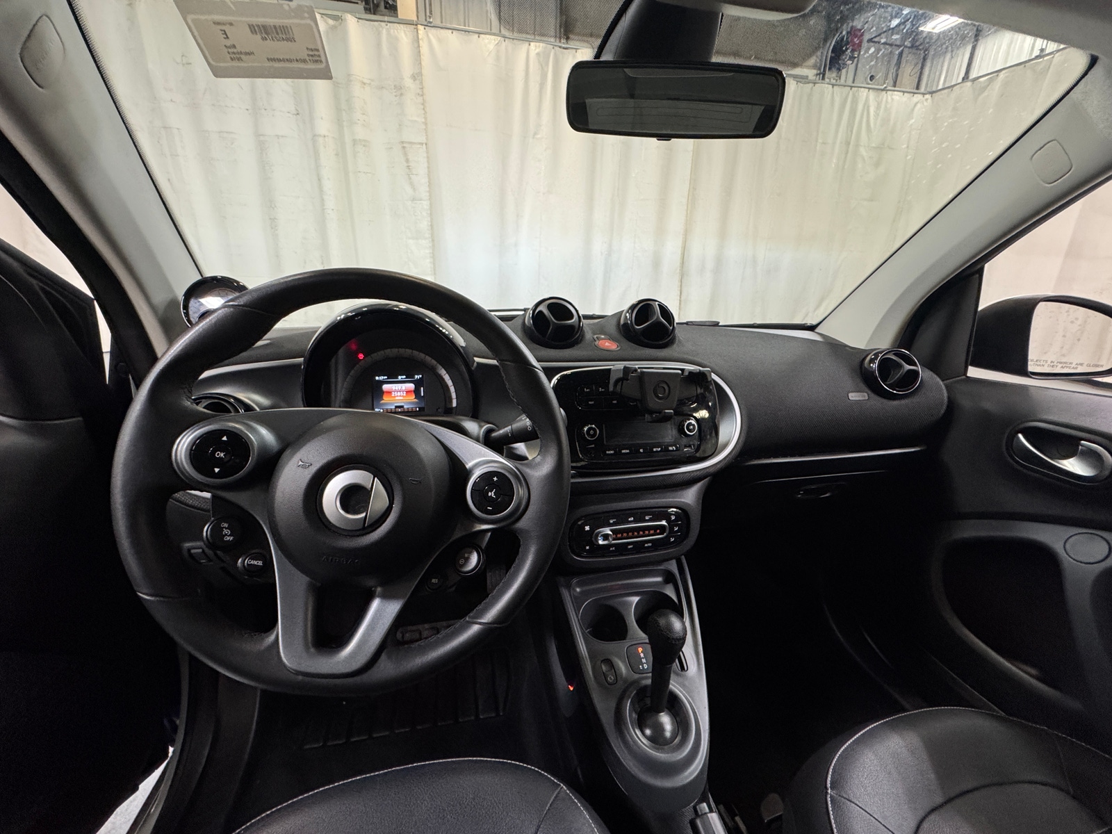 Thumbnail: 2016 smart fortwo - 3