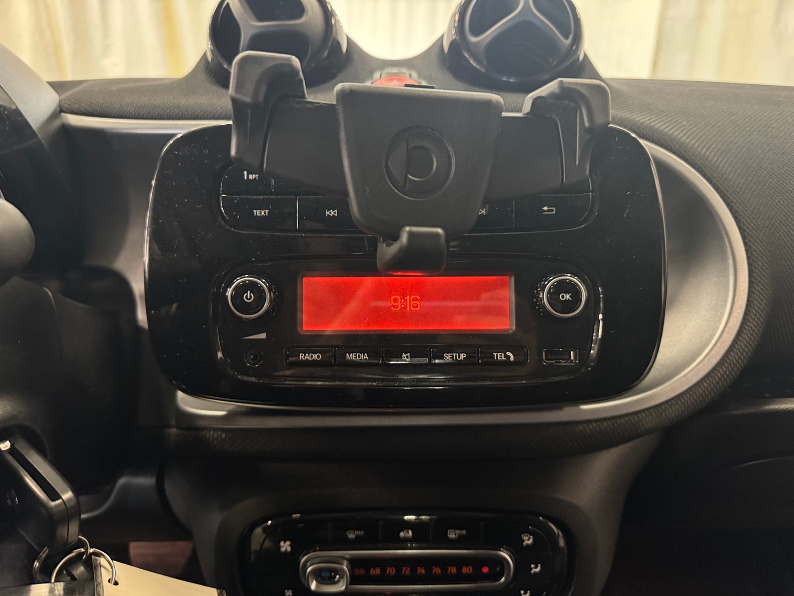 Thumbnail: 2016 smart fortwo - 4