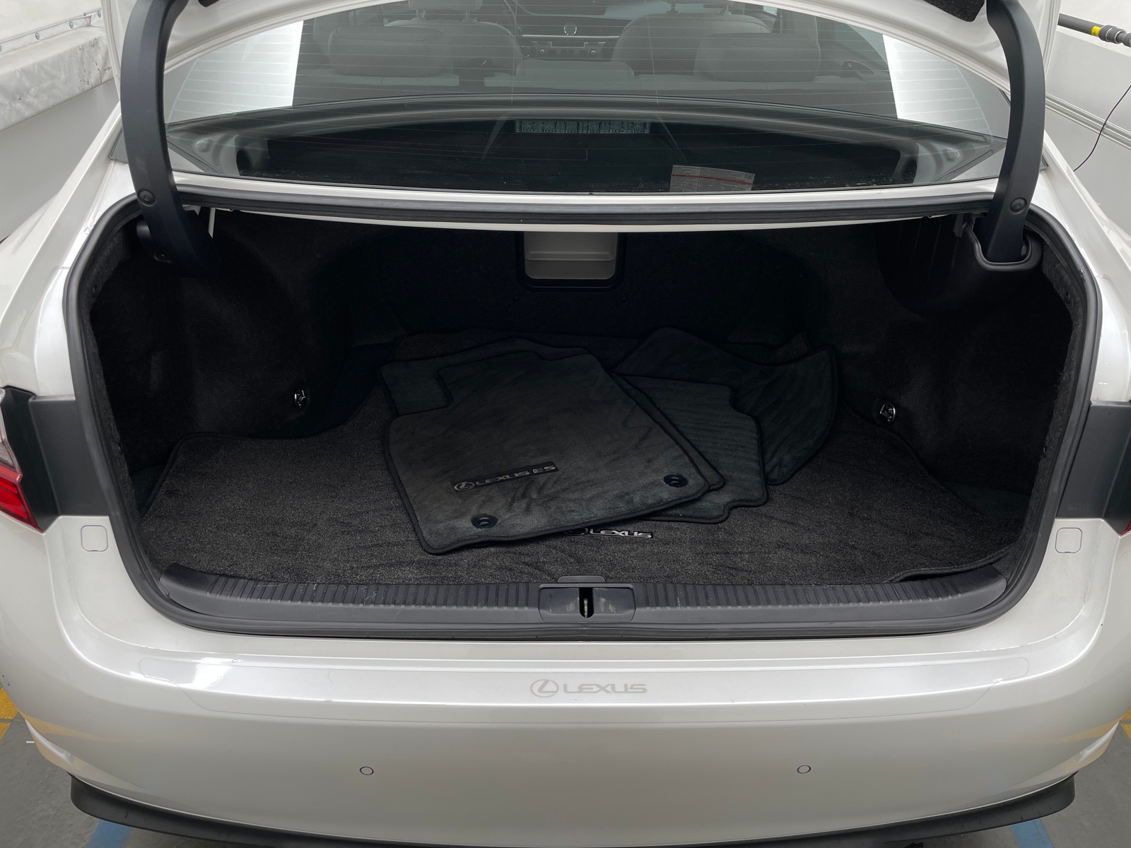 Thumbnail: 2017 Lexus ES - 6