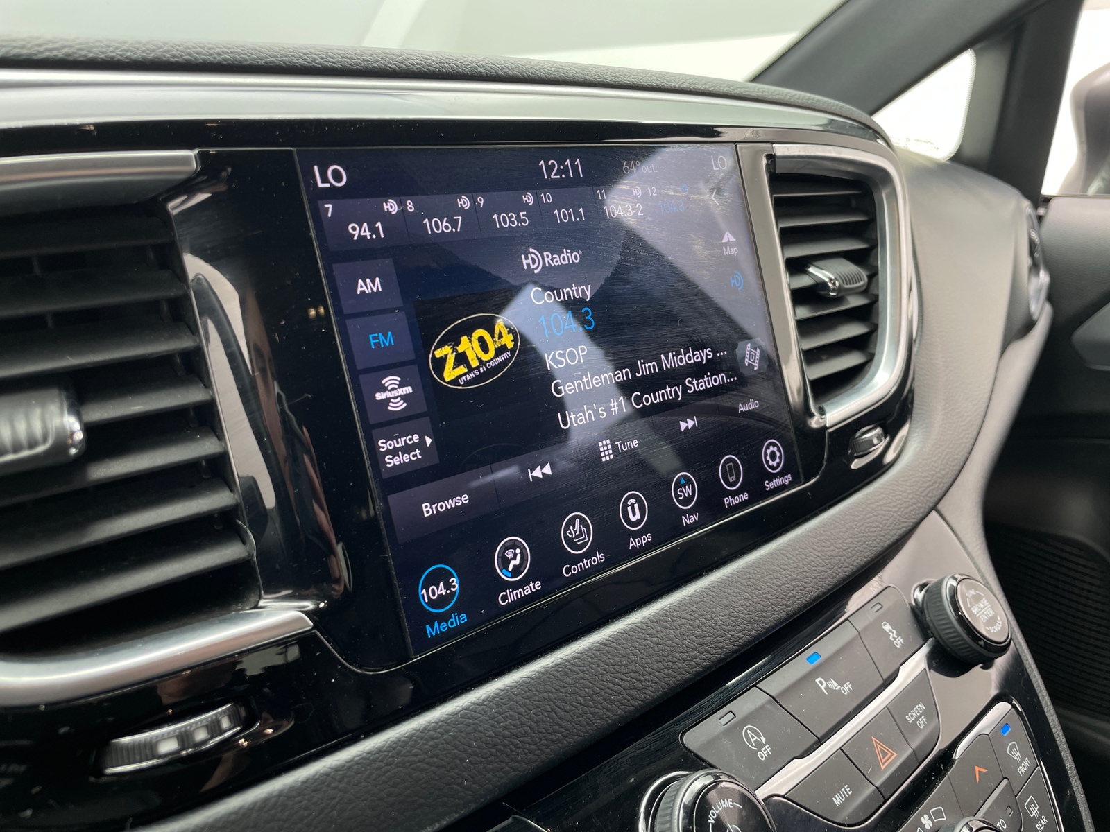 Thumbnail: 2019 Chrysler Pacifica - 3