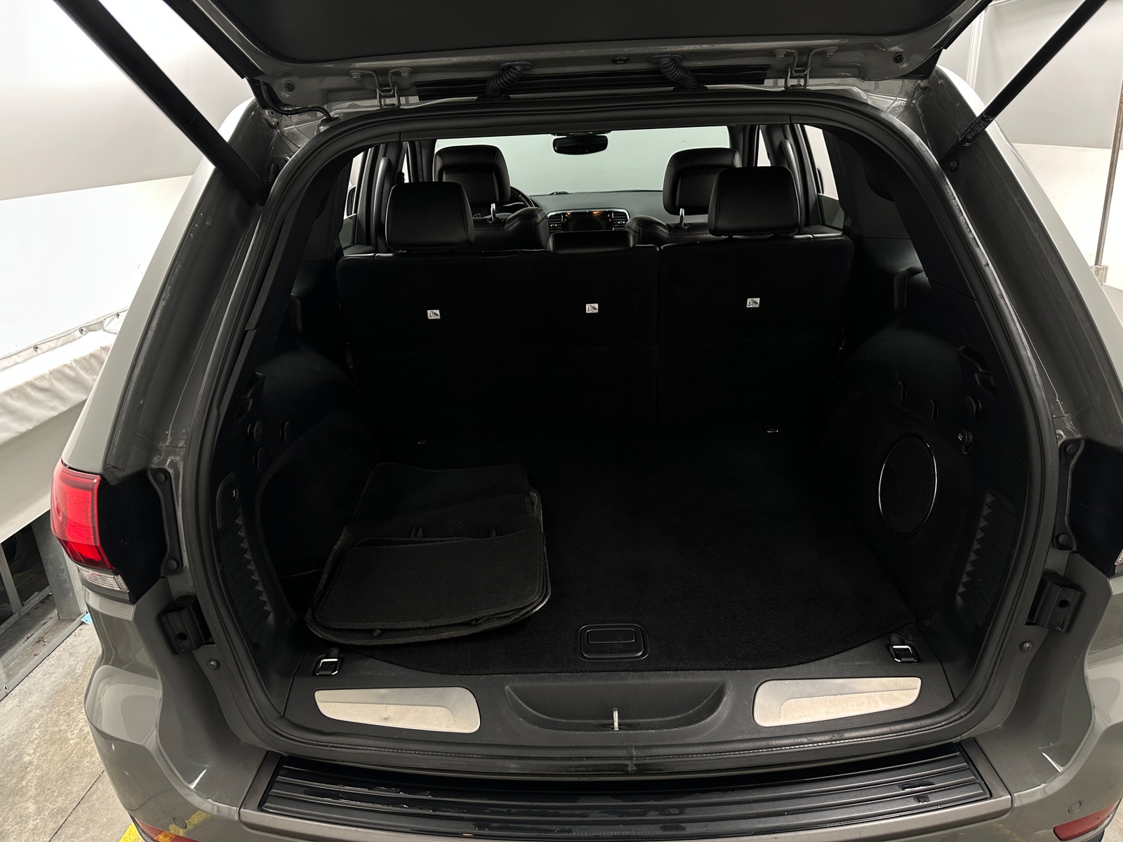 Thumbnail: 2020 Jeep Grand Cherokee - 6