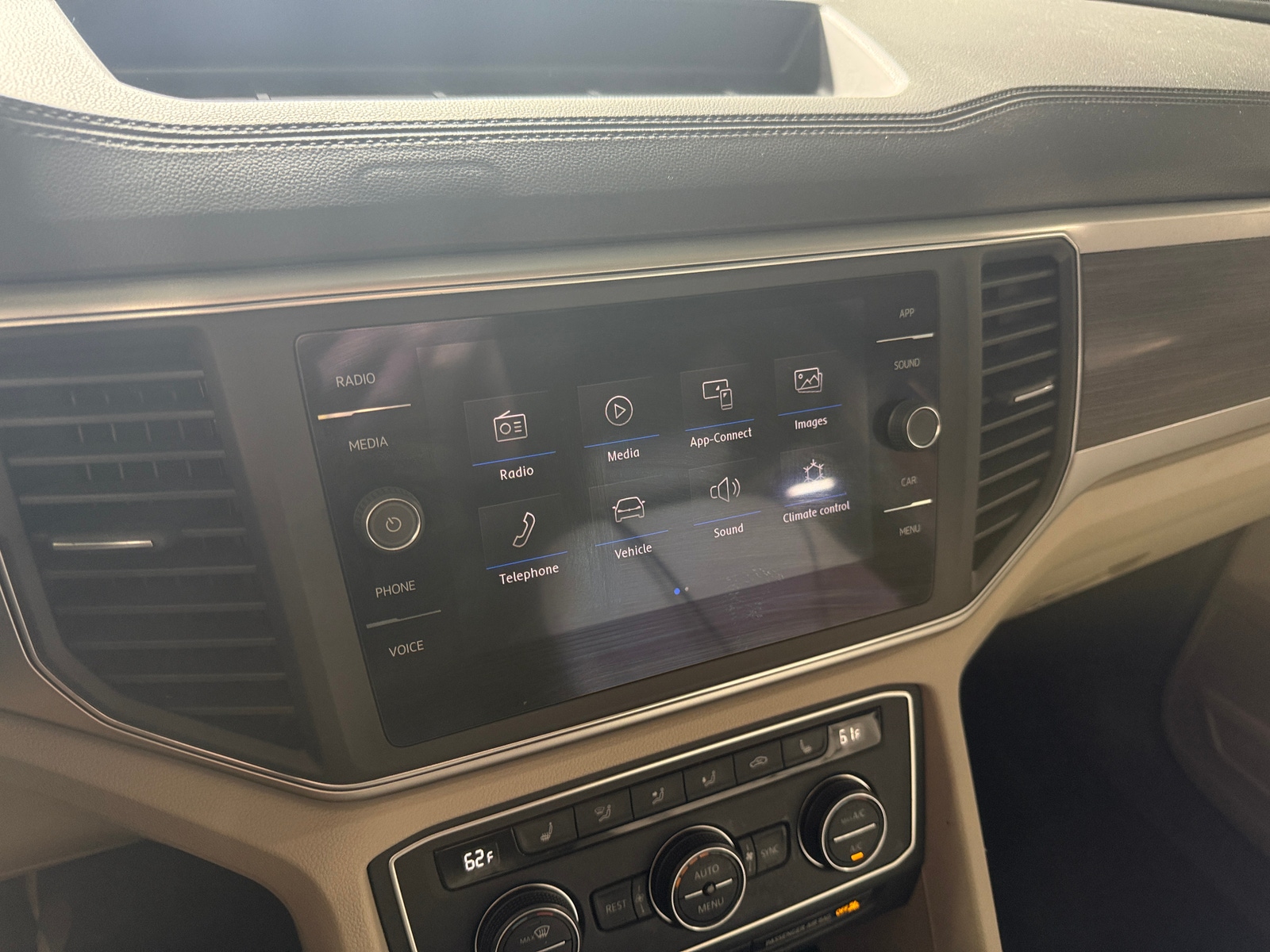 Thumbnail: 2018 Volkswagen Atlas - 3