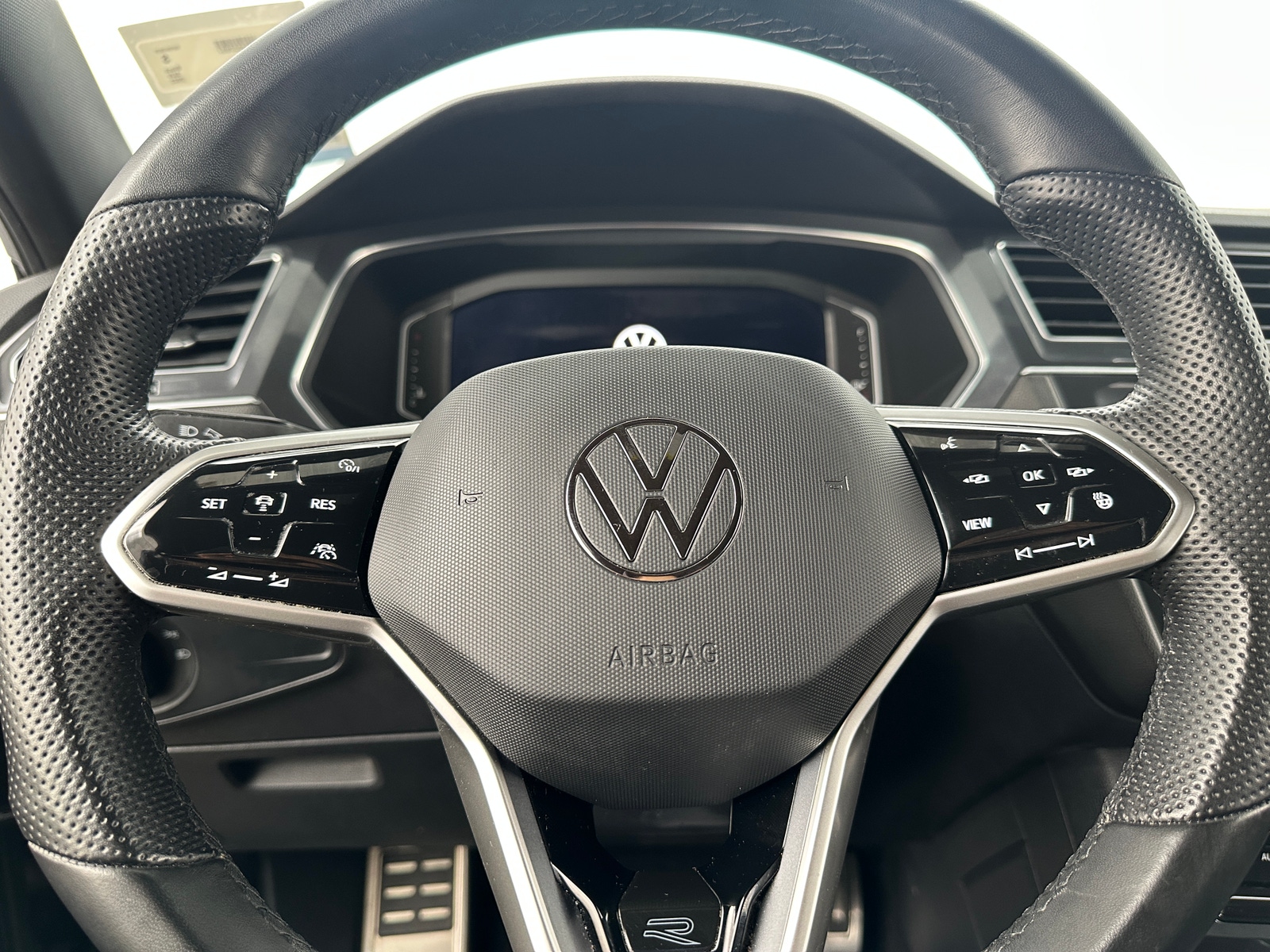 Thumbnail: 2022 Volkswagen Tiguan - 4