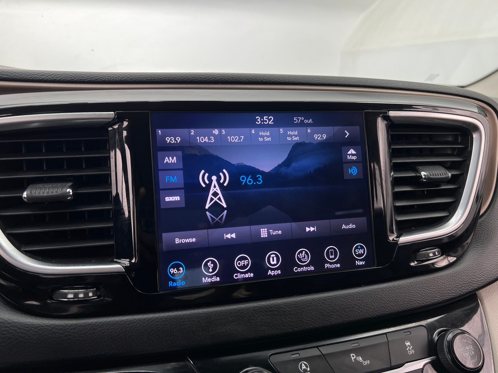 Thumbnail: 2019 Chrysler Pacifica - 3