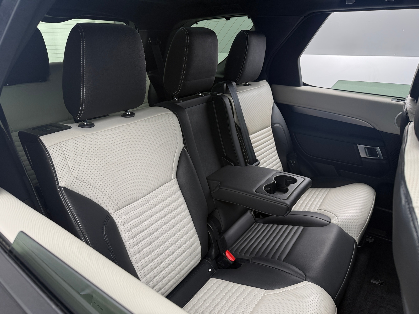 Thumbnail: 2023 Land Rover Discovery - 5