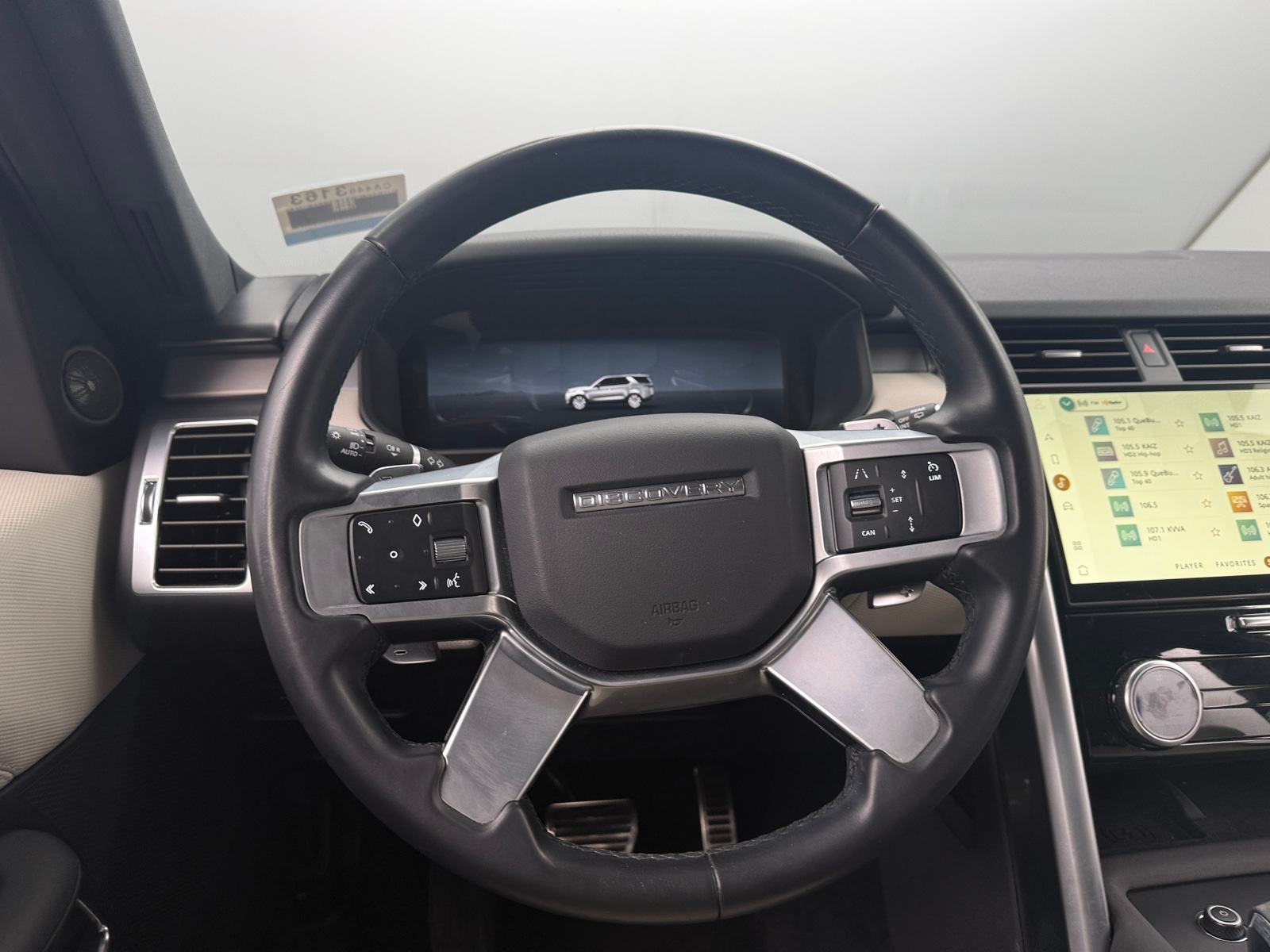 Thumbnail: 2023 Land Rover Discovery - 4