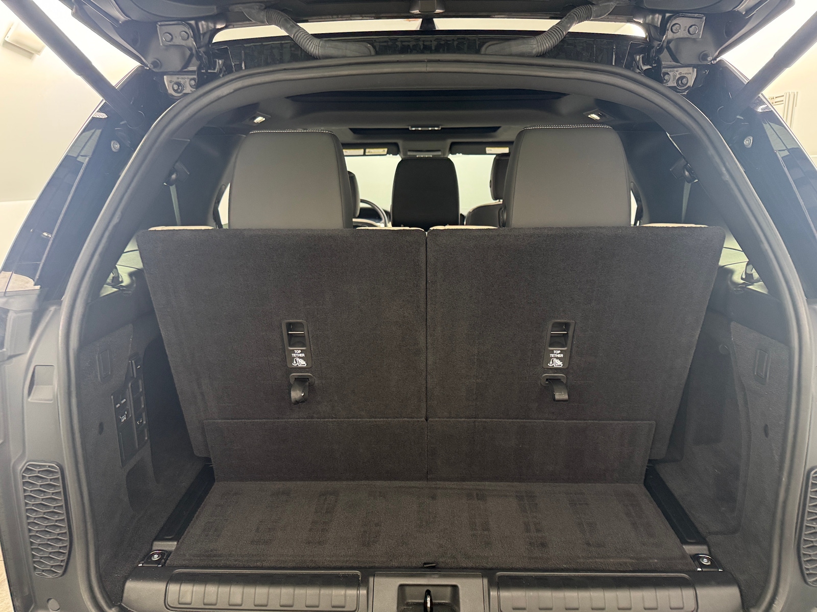 Thumbnail: 2023 Land Rover Discovery - 6