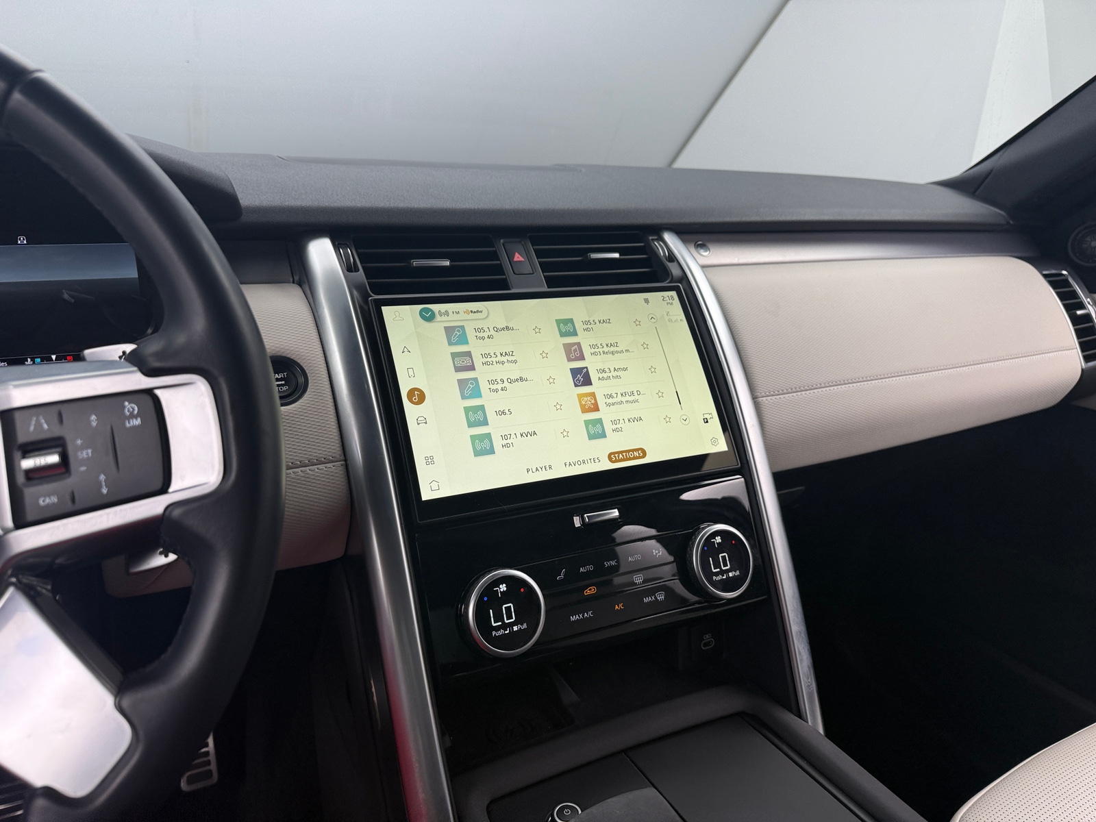 Thumbnail: 2023 Land Rover Discovery - 3