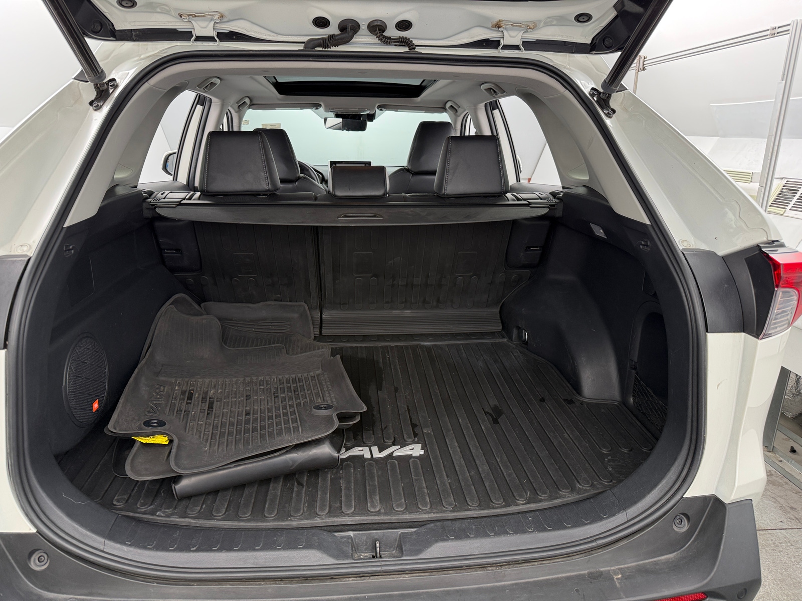 Thumbnail: 2021 Toyota RAV4 - 6