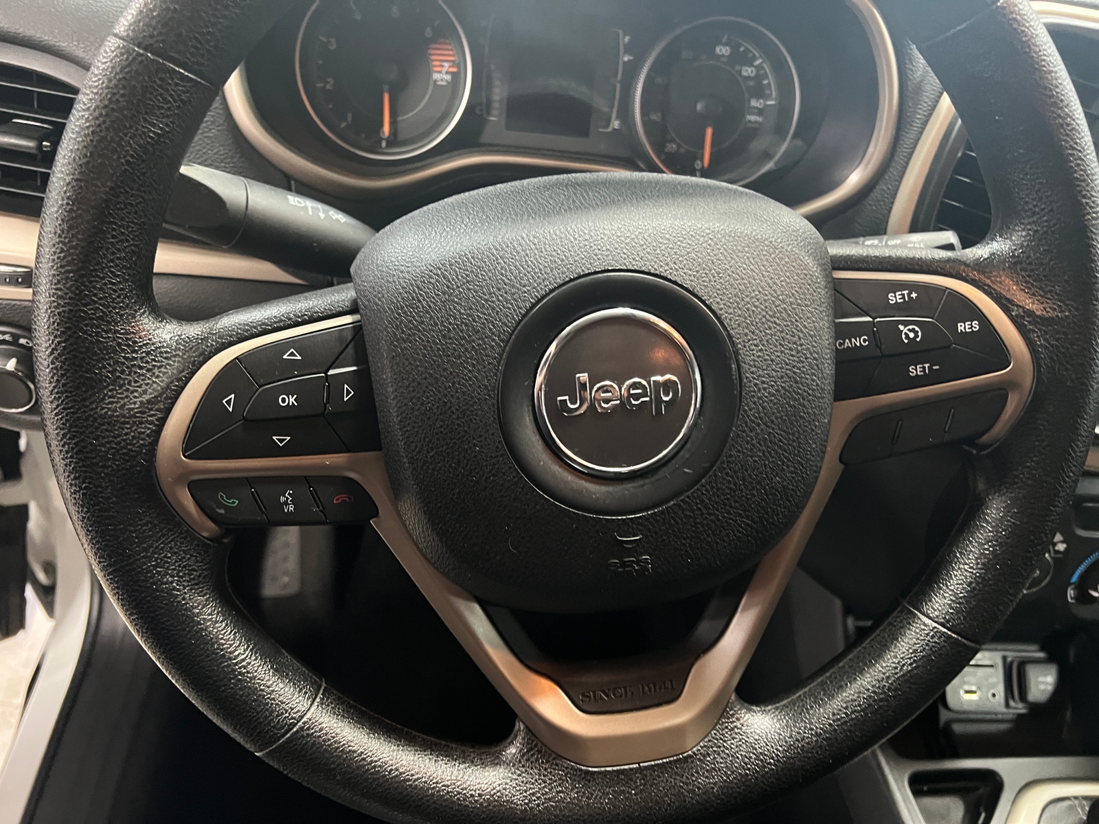 Thumbnail: 2016 Jeep Cherokee - 5