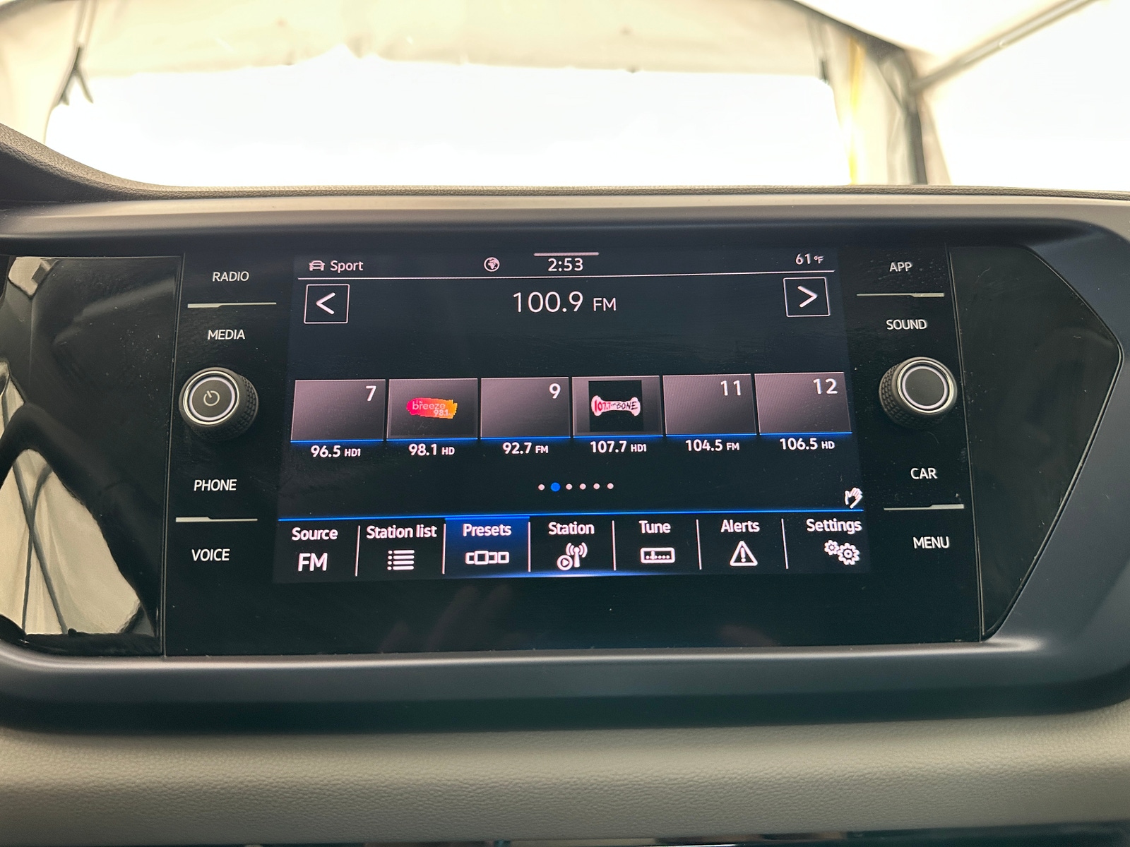 Thumbnail: 2022 Volkswagen Taos - 4