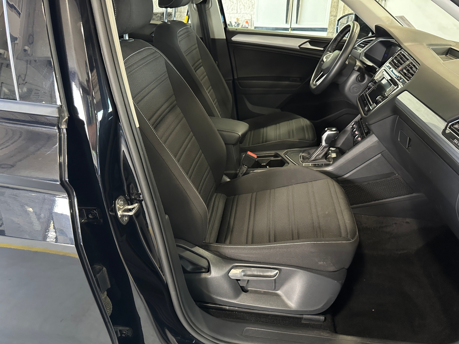 Thumbnail: 2023 Volkswagen Tiguan - 2