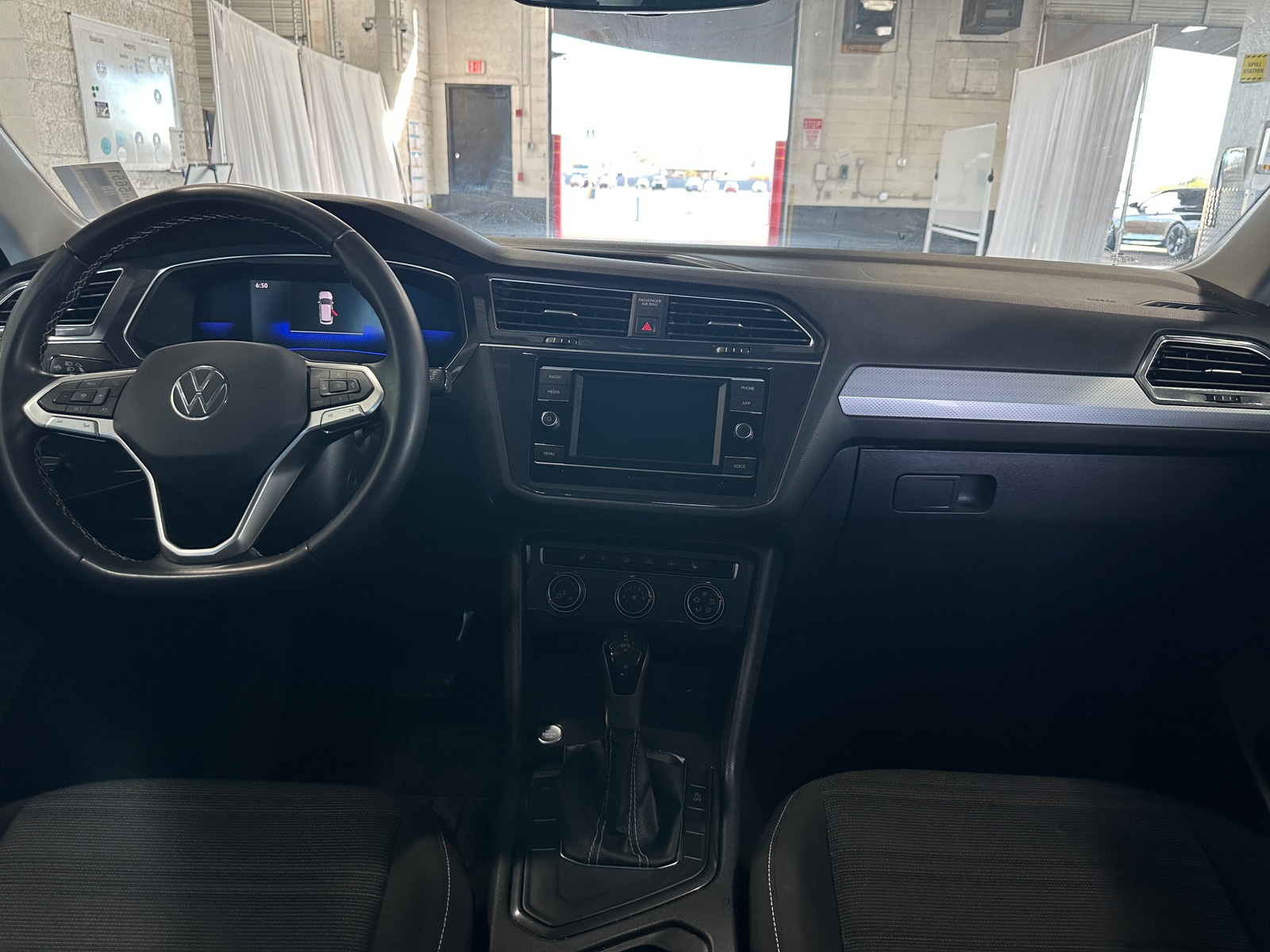 Thumbnail: 2023 Volkswagen Tiguan - 3