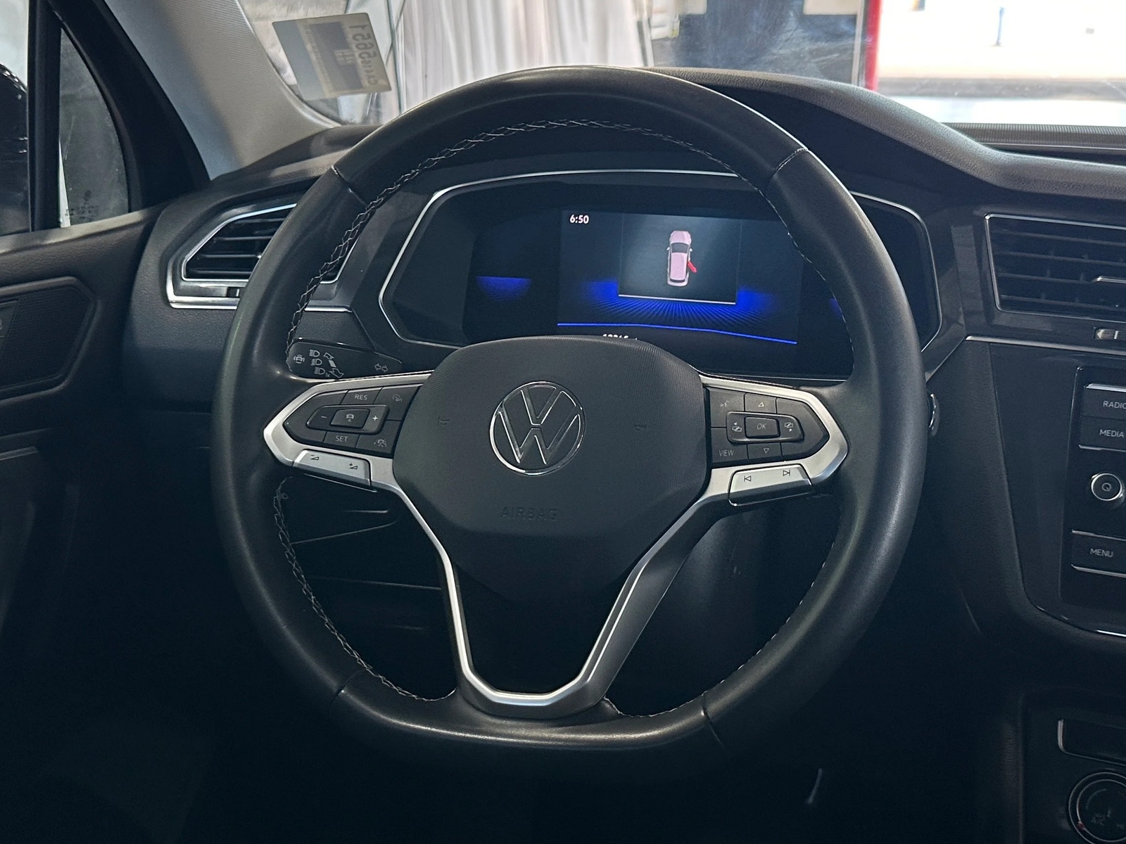 Thumbnail: 2023 Volkswagen Tiguan - 5