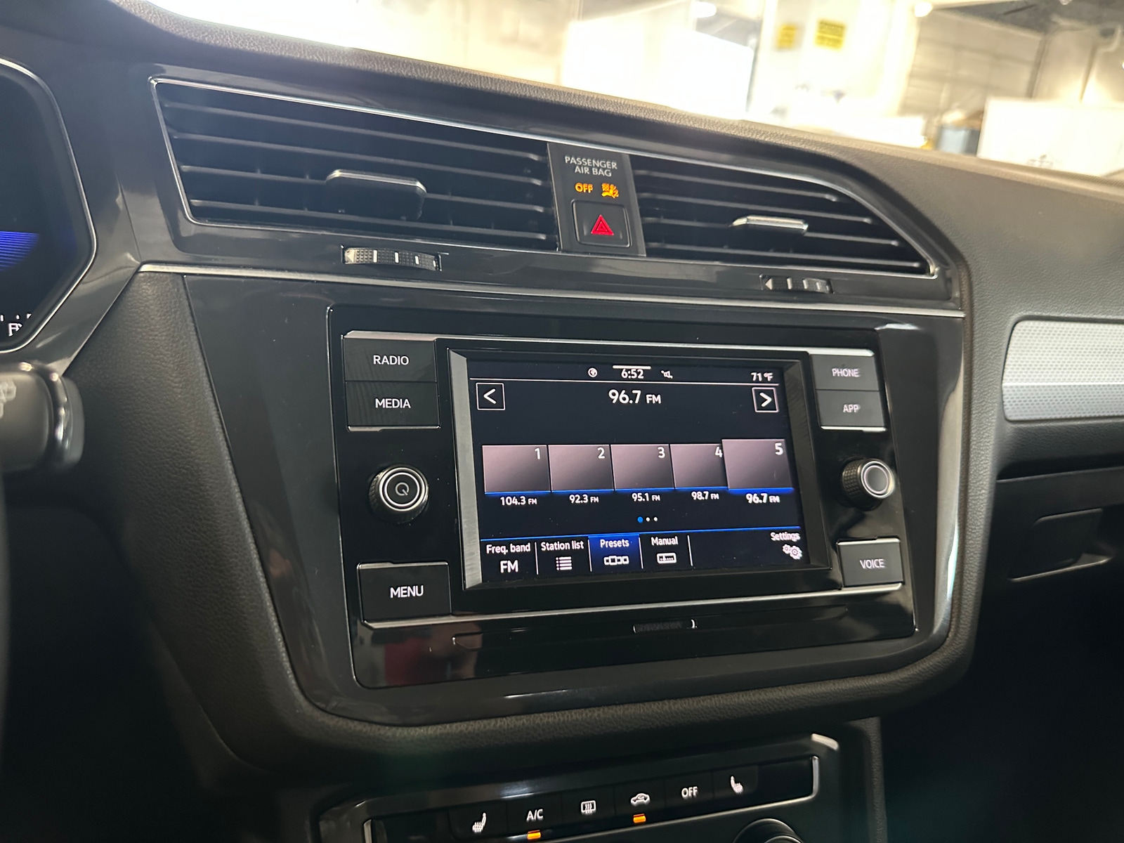 Thumbnail: 2023 Volkswagen Tiguan - 4