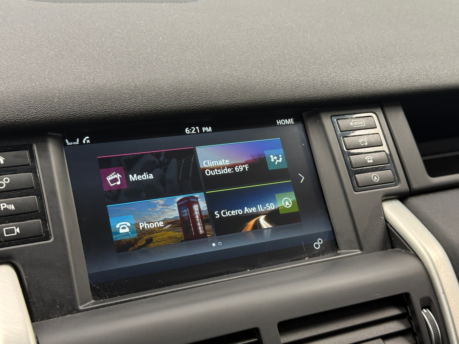 Thumbnail: 2017 Land Rover Discovery Sport - 3