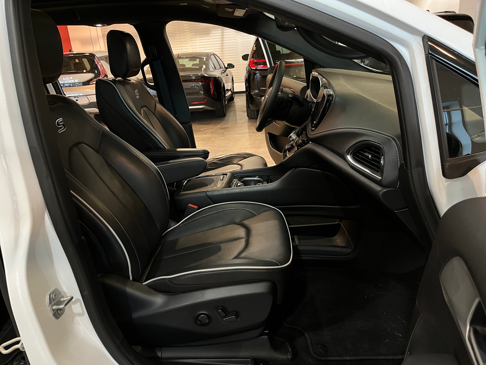 Thumbnail: 2025 Chrysler Pacifica - 2