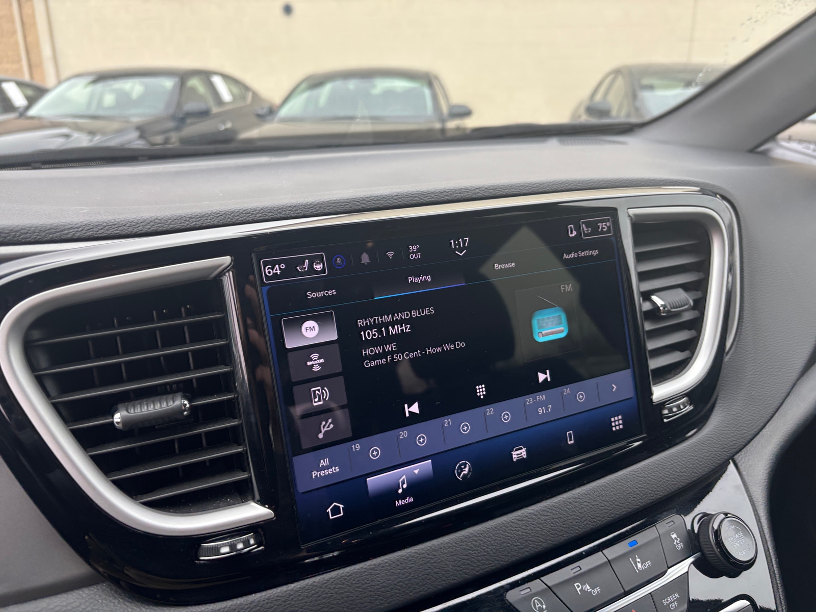 Thumbnail: 2025 Chrysler Pacifica - 3