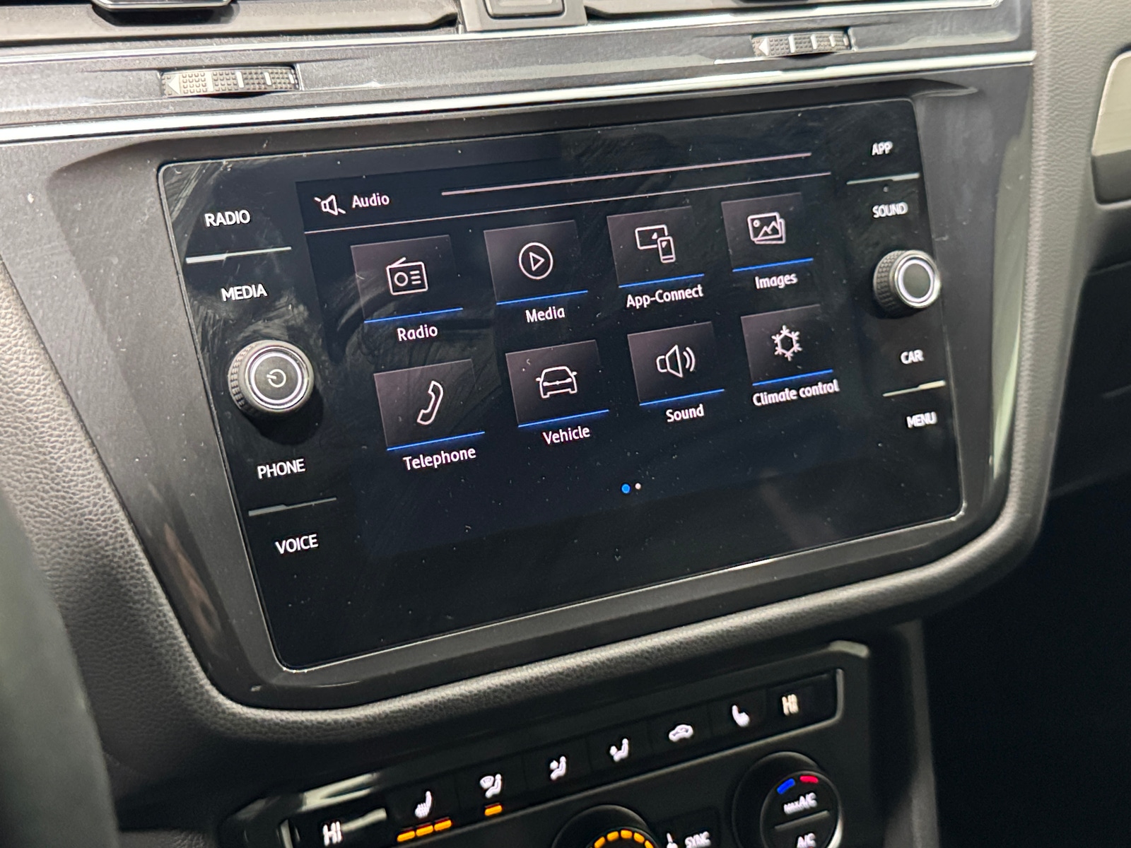 Thumbnail: 2020 Volkswagen Tiguan - 4