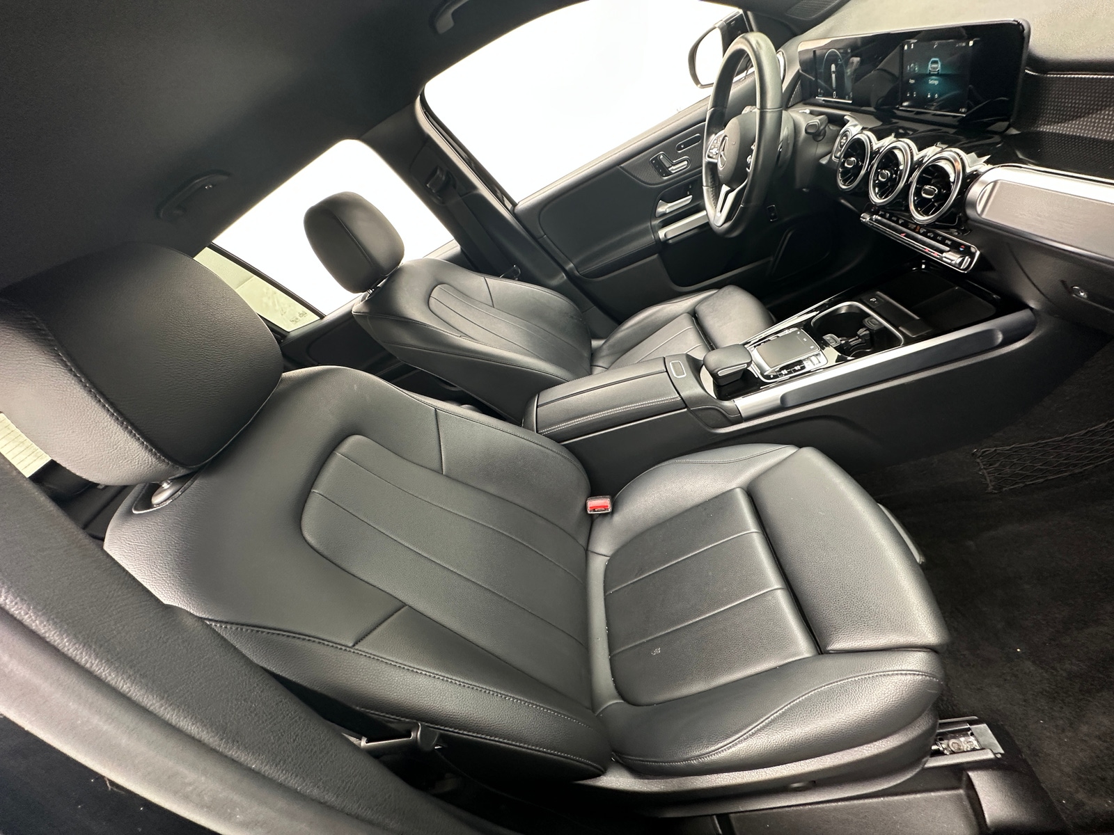 Thumbnail: 2020 Mercedes-Benz GLB - 2