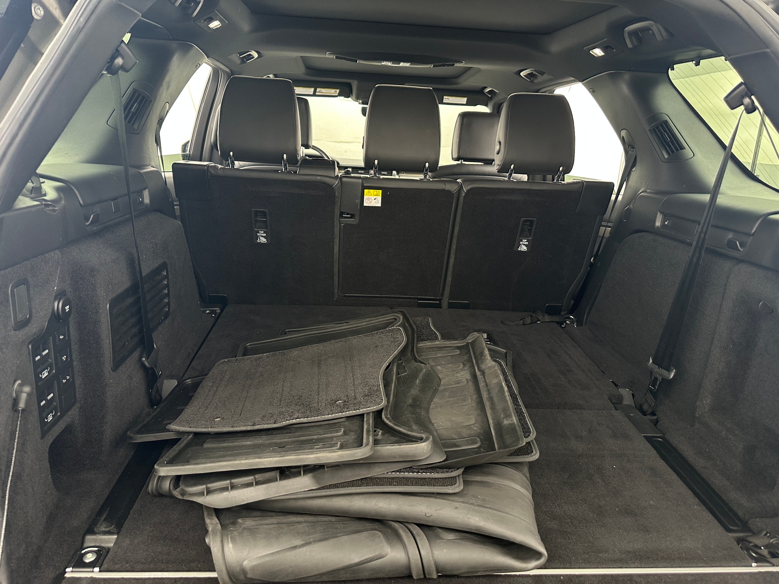 Thumbnail: 2018 Land Rover Discovery - 6