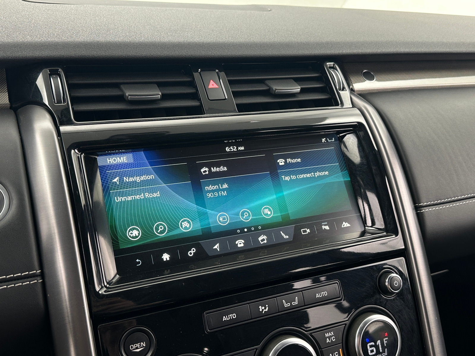 Thumbnail: 2018 Land Rover Discovery - 3