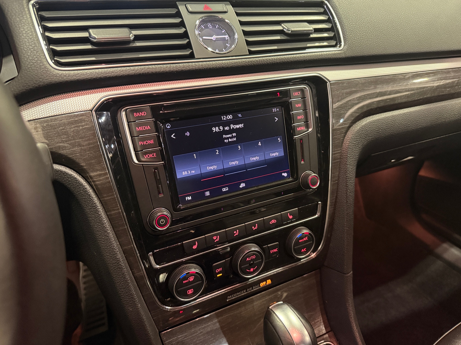 Thumbnail: 2016 Volkswagen Passat - 3