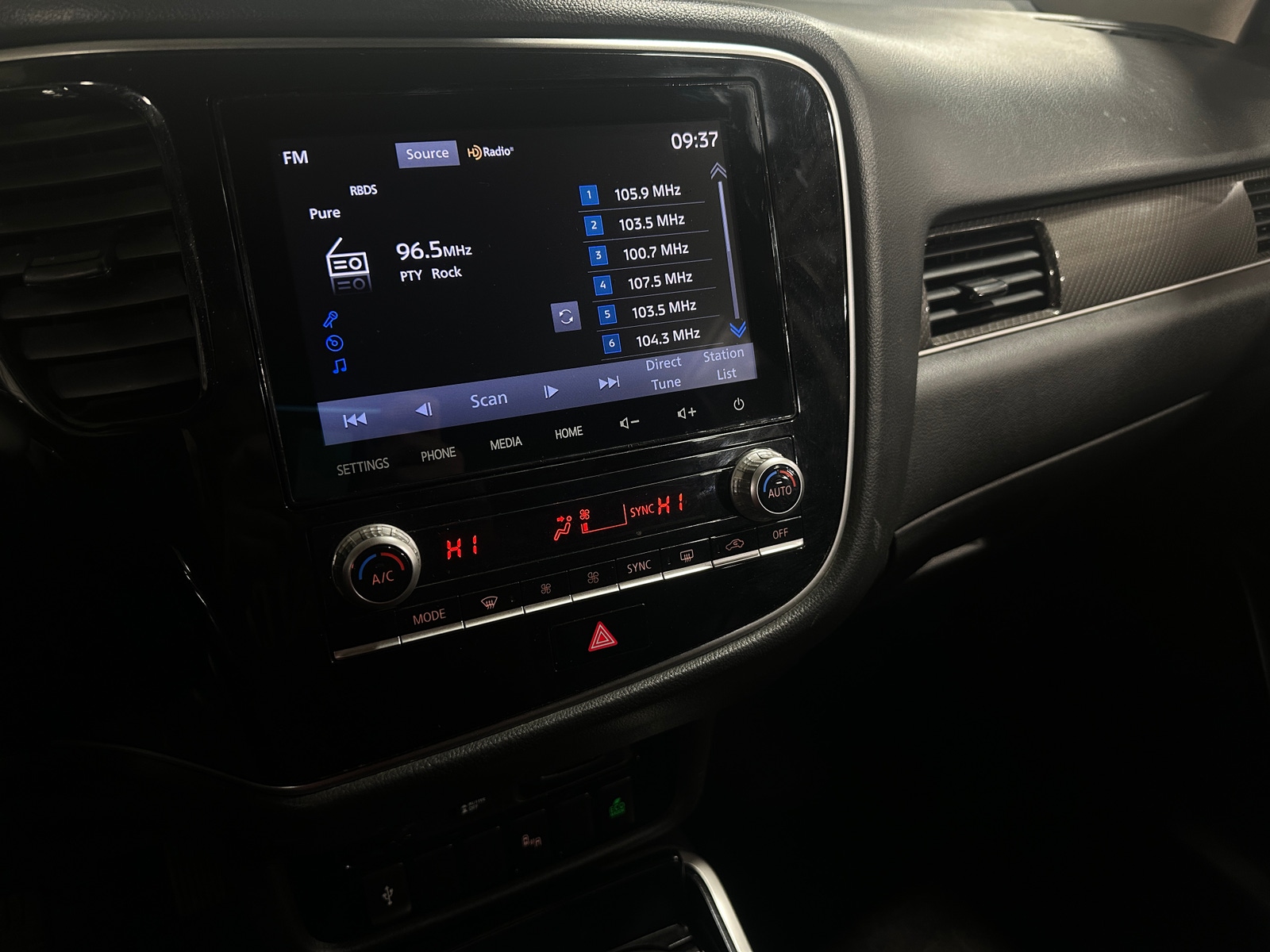 Thumbnail: 2020 Mitsubishi Outlander - 3