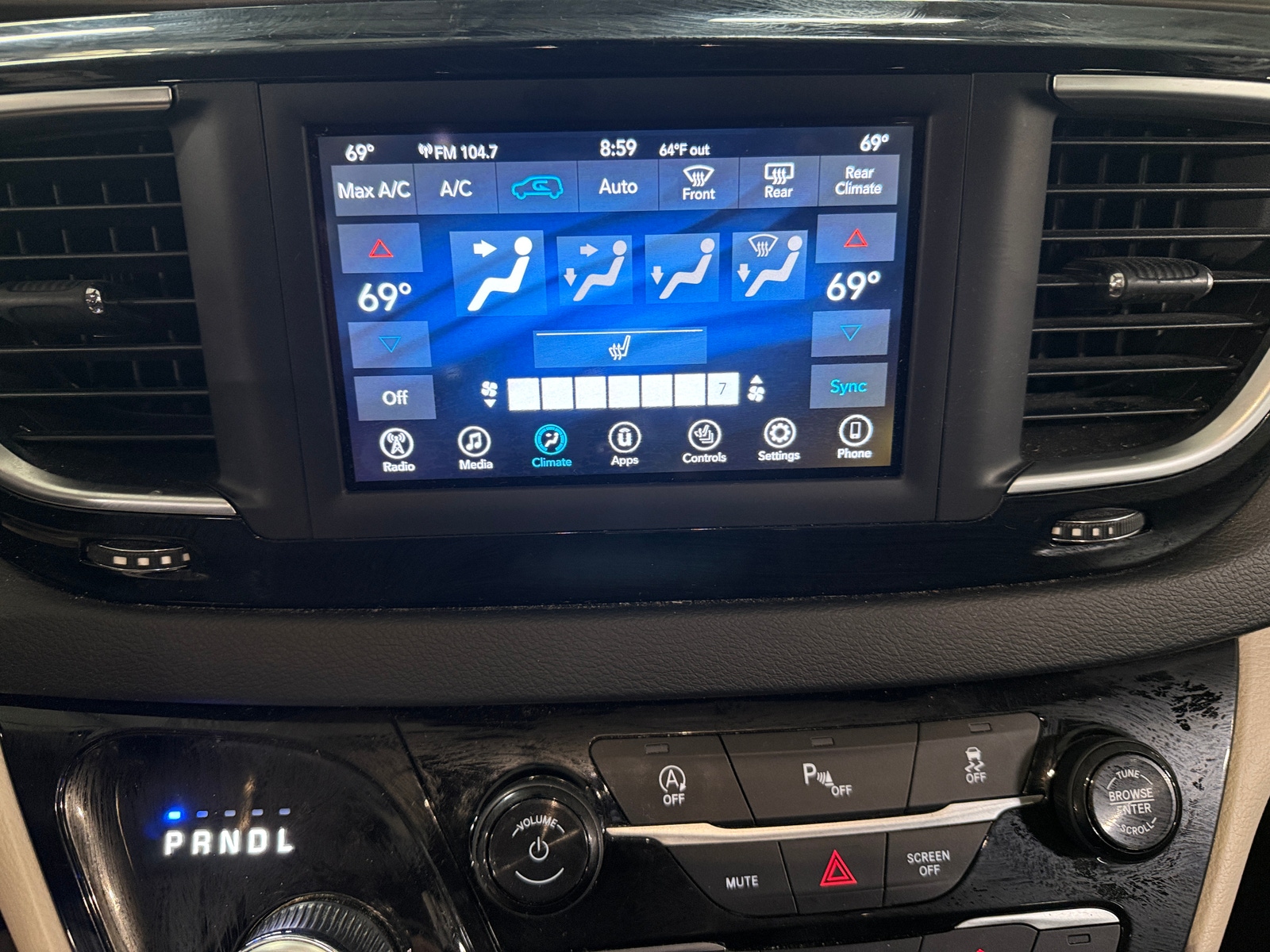 Thumbnail: 2018 Chrysler Pacifica - 3