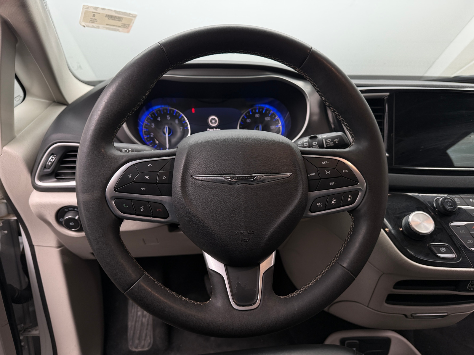 Thumbnail: 2023 Chrysler Pacifica - 4