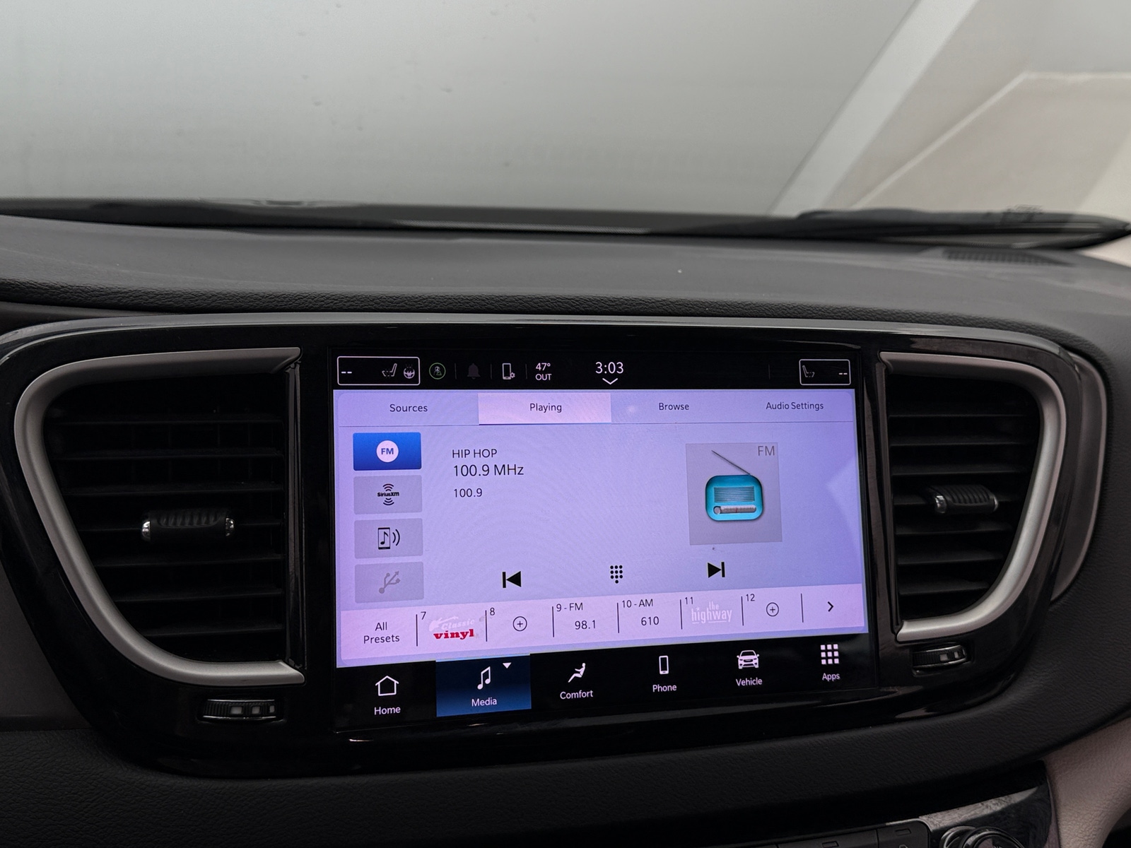 Thumbnail: 2023 Chrysler Pacifica - 3