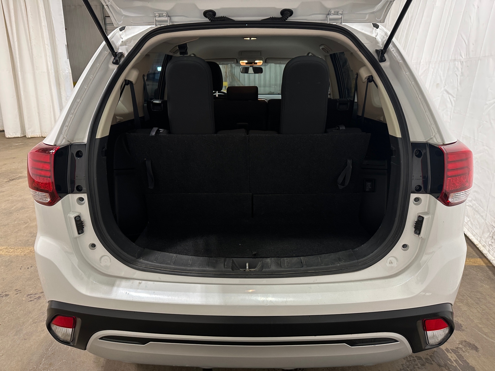 Thumbnail: 2020 Mitsubishi Outlander - 7