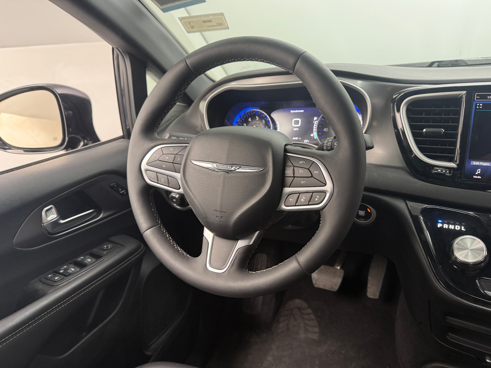 Thumbnail: 2025 Chrysler Pacifica - 4