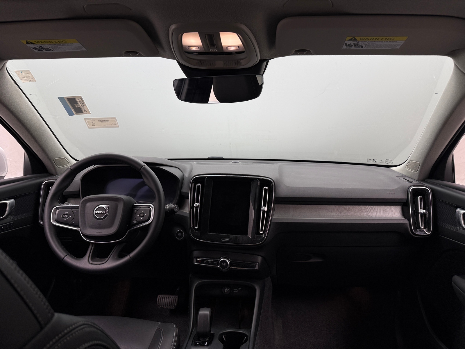 Thumbnail: 2025 Volvo XC40 - 3