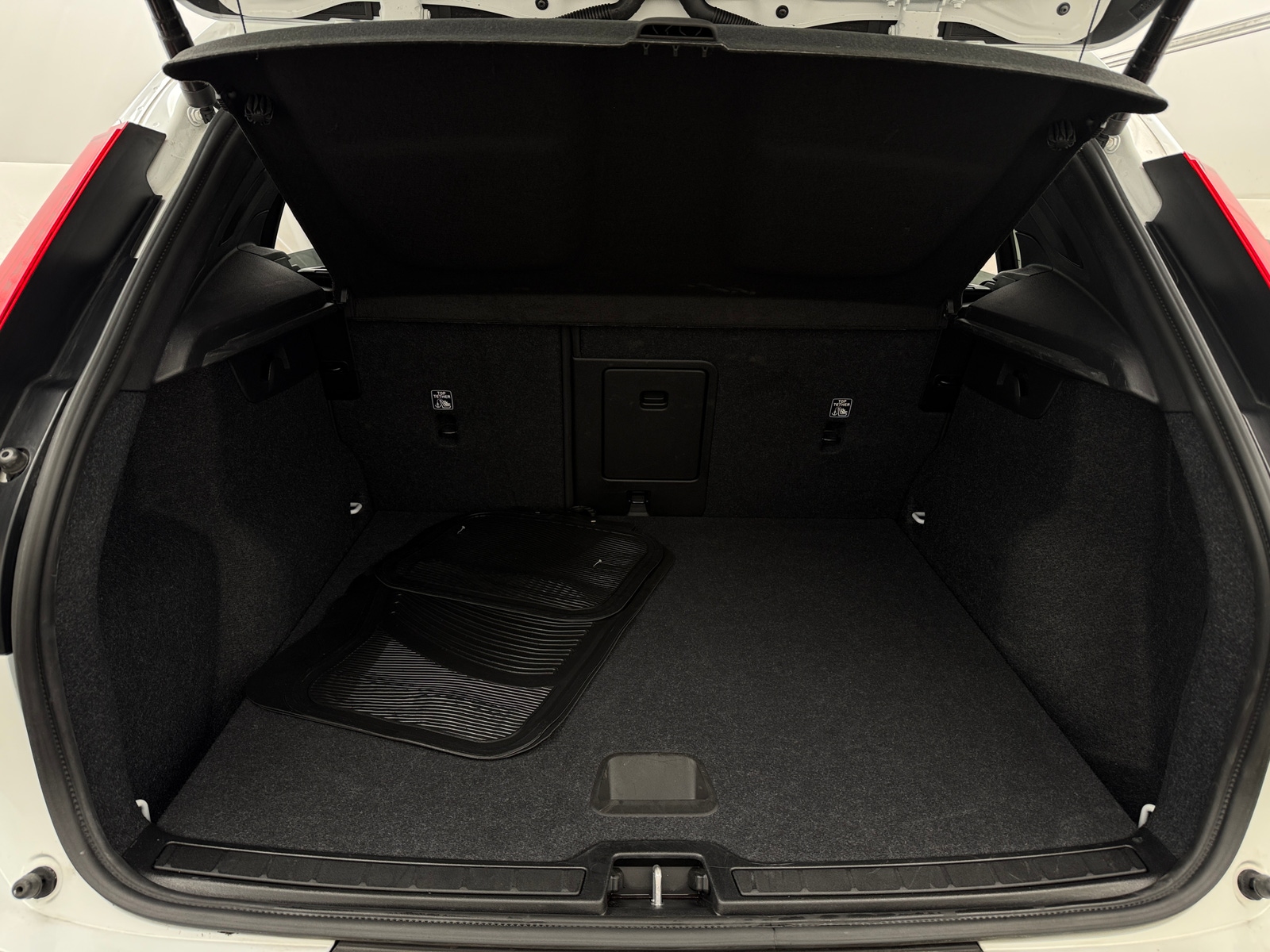 Thumbnail: 2025 Volvo XC40 - 7