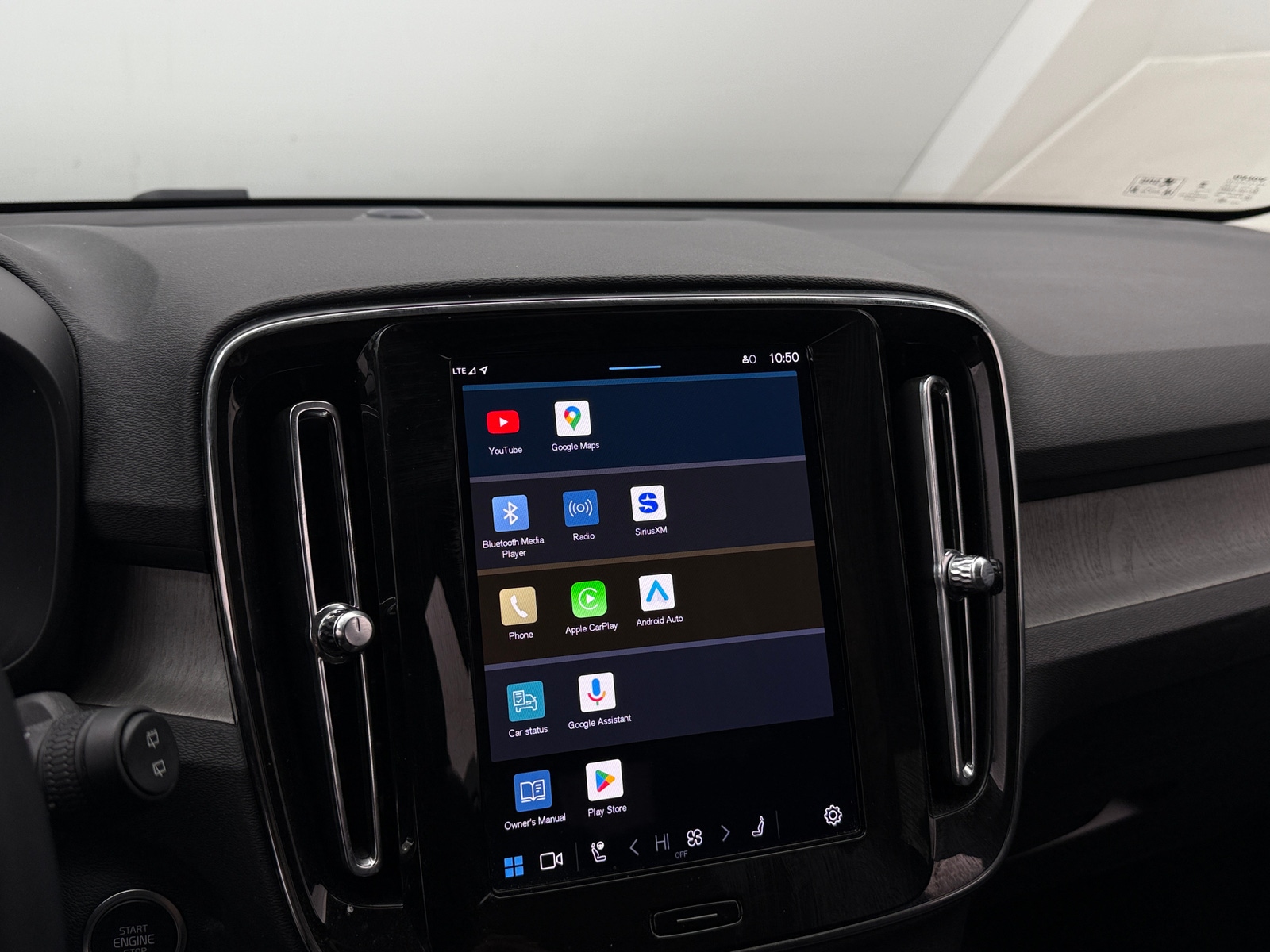 Thumbnail: 2025 Volvo XC40 - 4